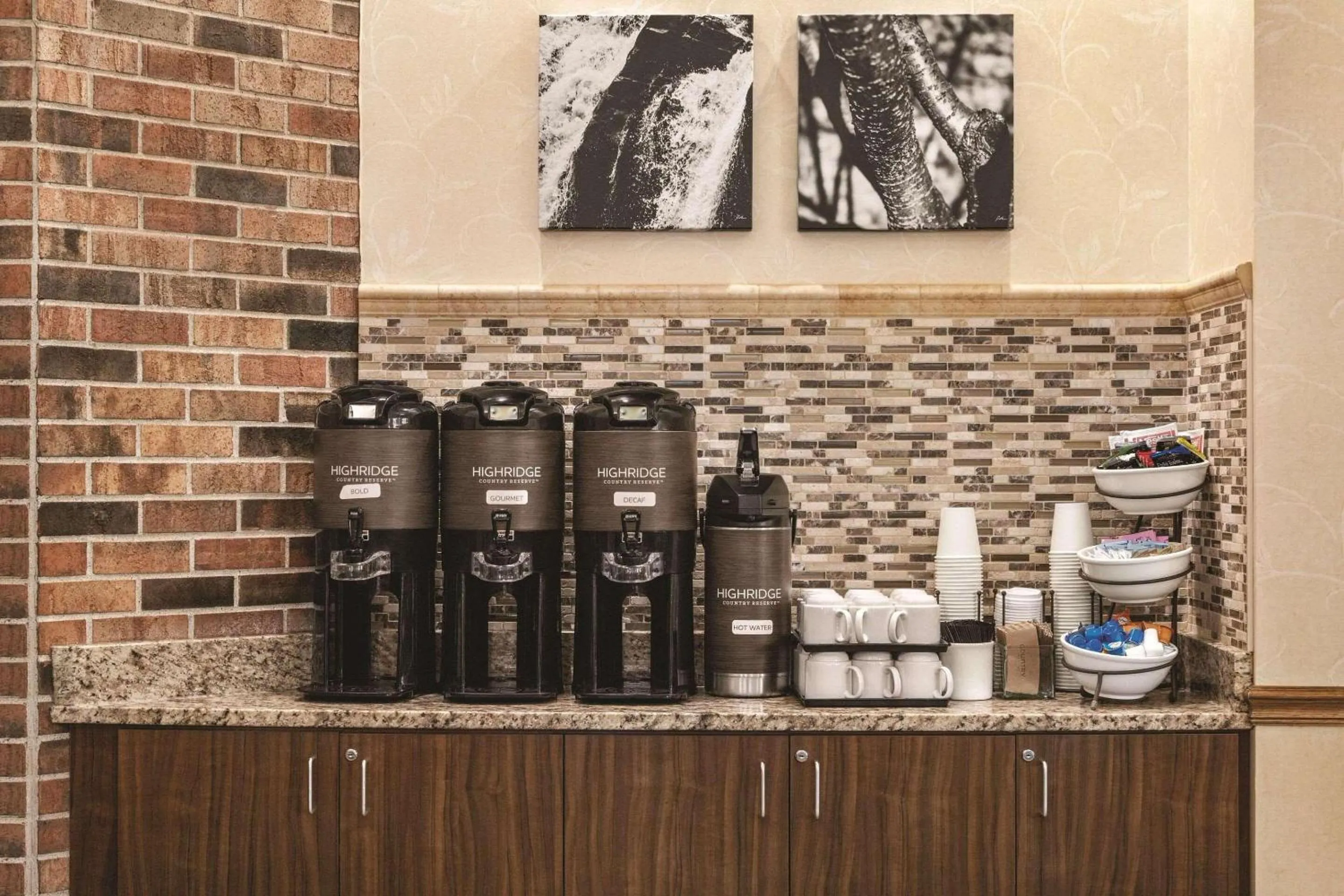 Breakfast in Country Inn & Suites by Radisson, Woodbury, MN