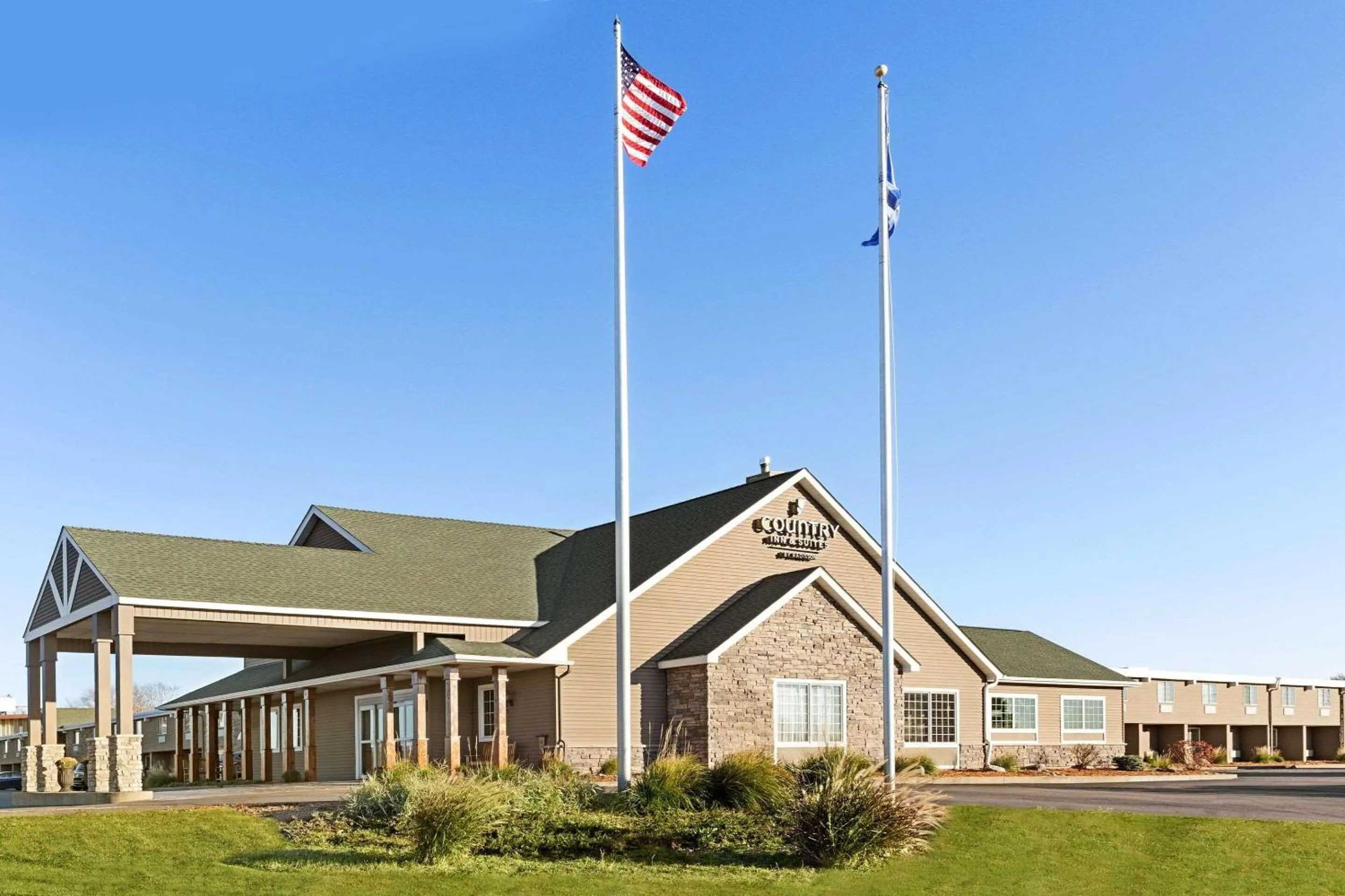 Property building in Country Inn & Suites by Radisson, Woodbury, MN