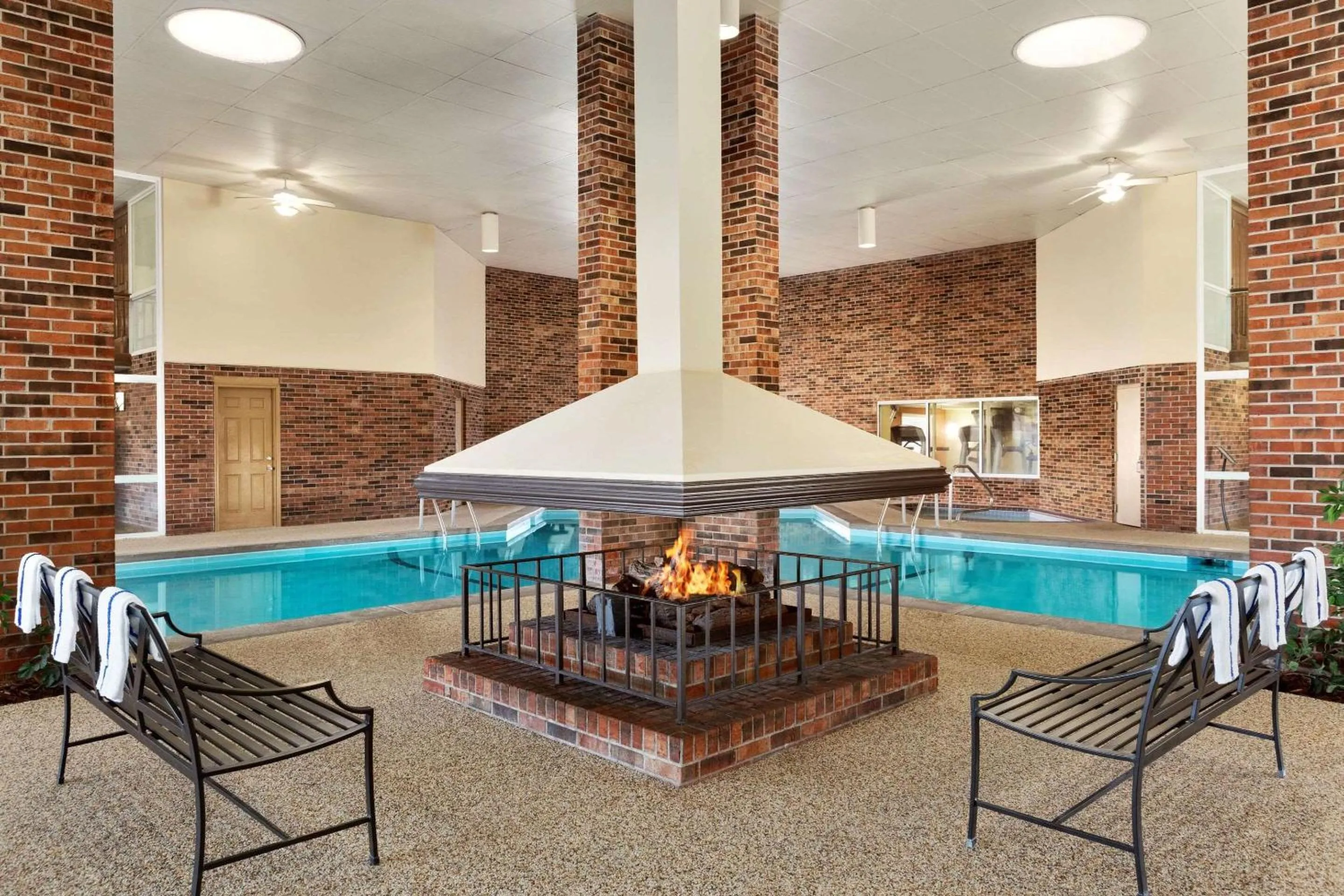 Swimming pool in Country Inn & Suites by Radisson, Woodbury, MN