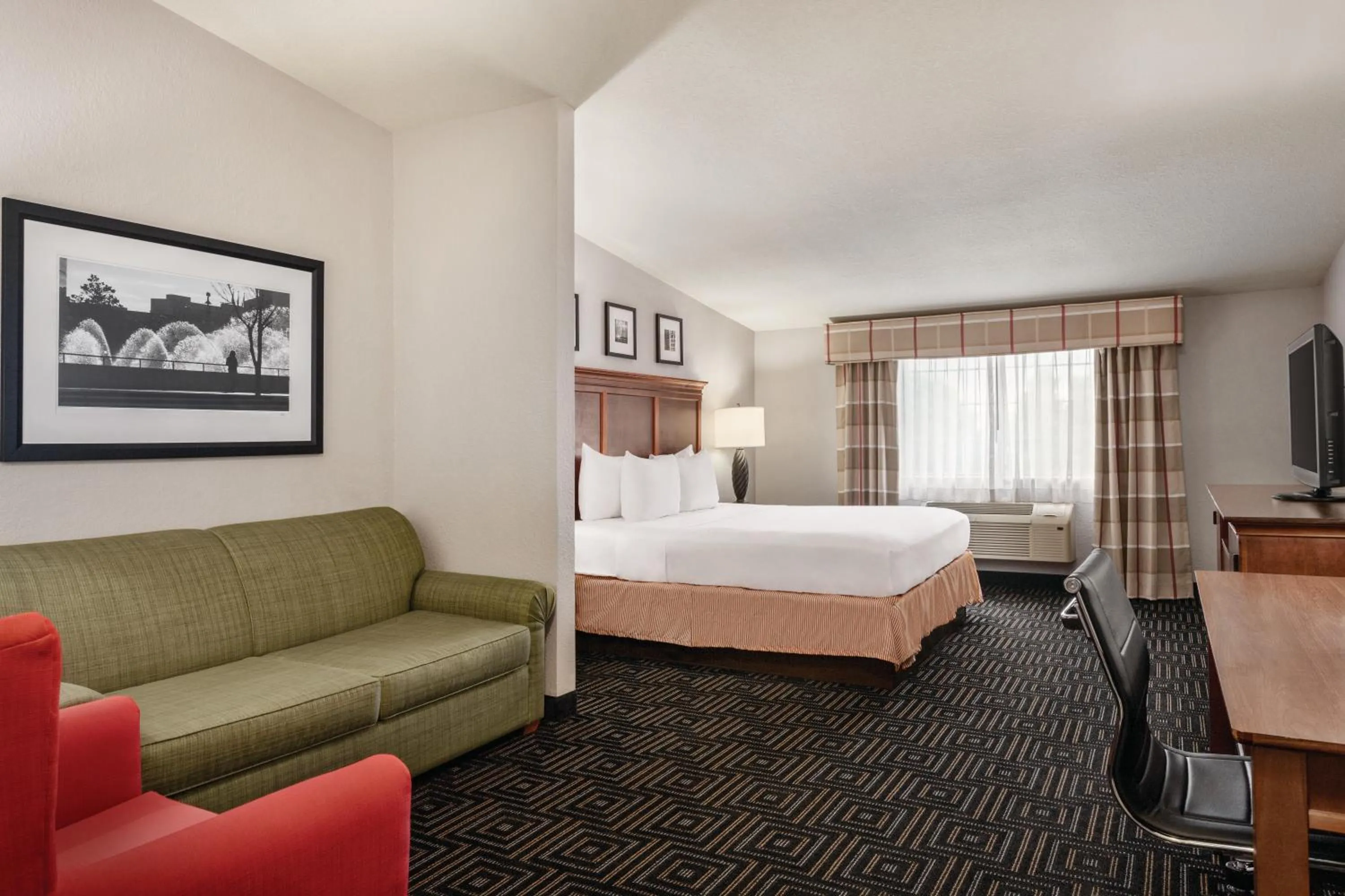 Bed in Country Inn & Suites by Radisson, Woodbury, MN