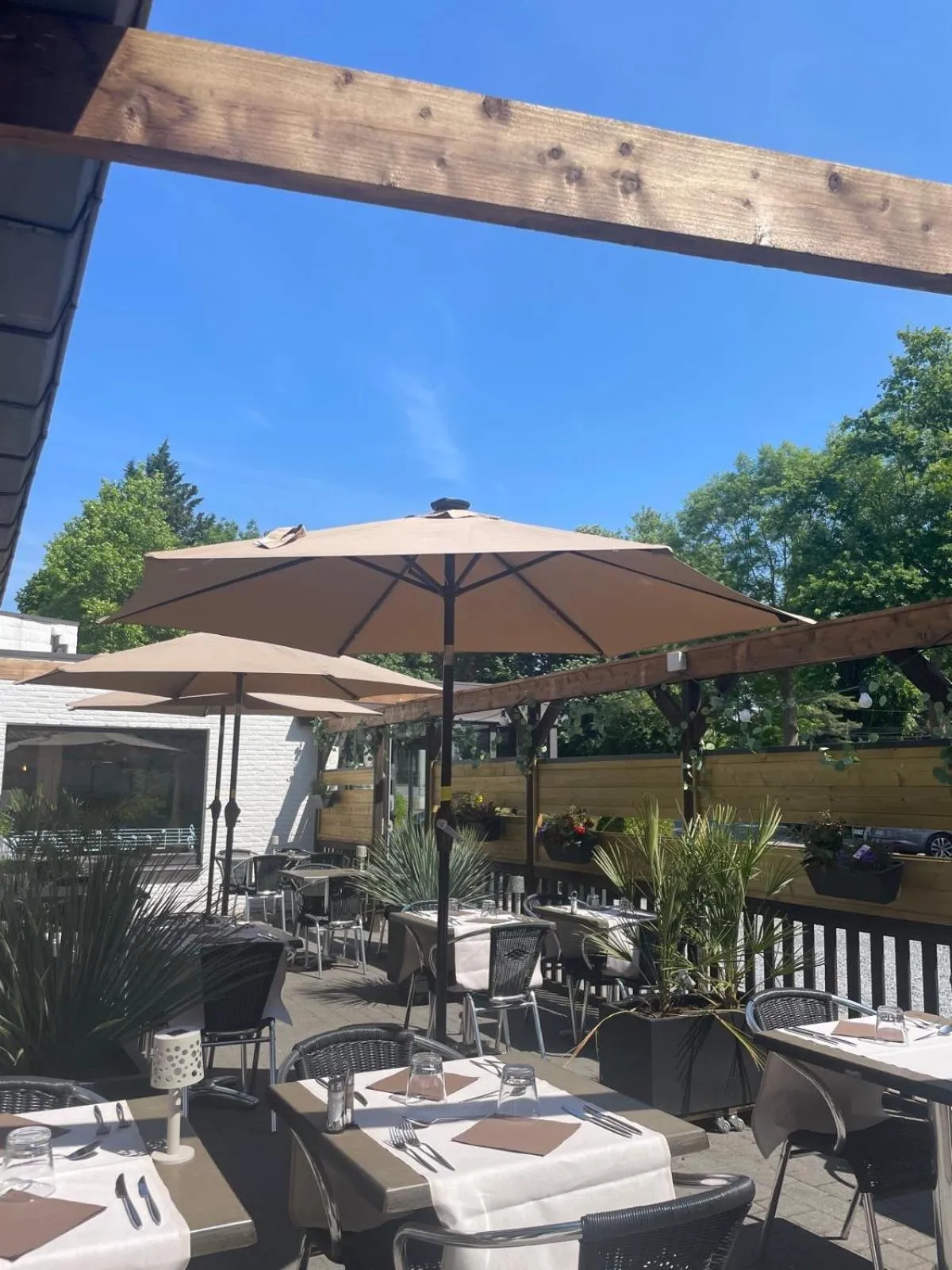 Patio in Logis Hôtel Des Acacias Lille Neuville en Ferrain, Restaurant l'Acacias Gourmand