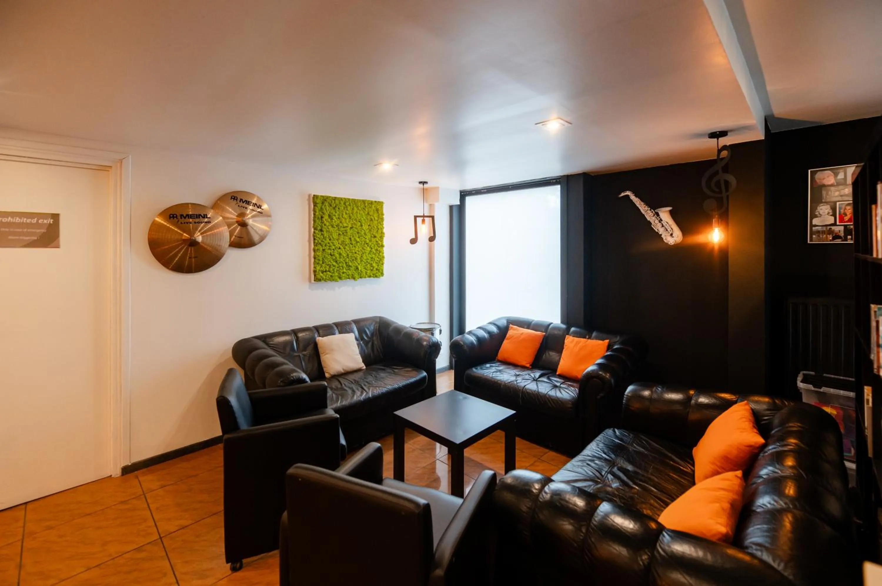 Seating area in Logis Hôtel Des Acacias Lille Neuville en Ferrain, Restaurant l'Acacias Gourmand