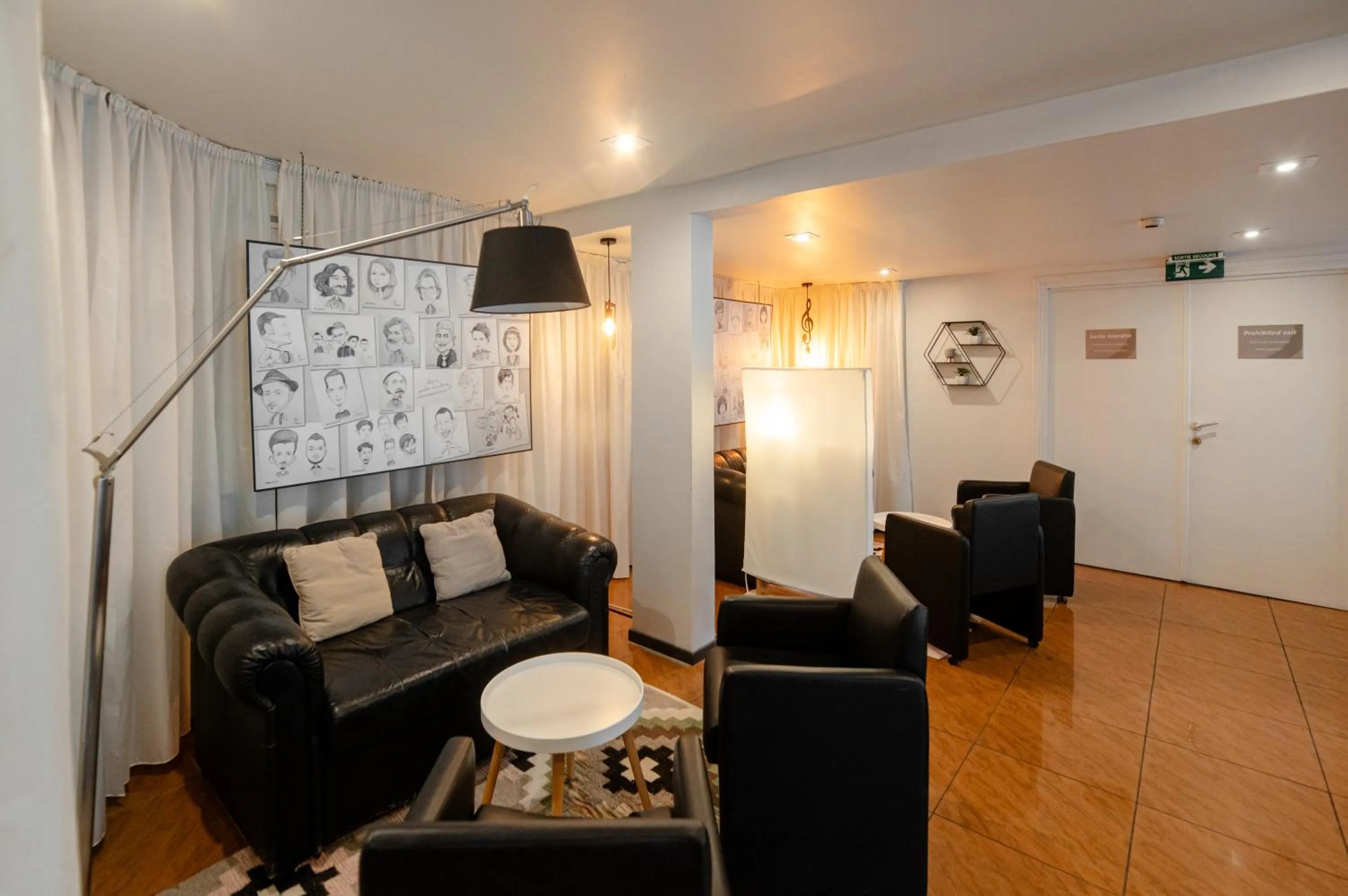 Living room in Logis Hôtel Des Acacias Lille Neuville en Ferrain, Restaurant l'Acacias Gourmand