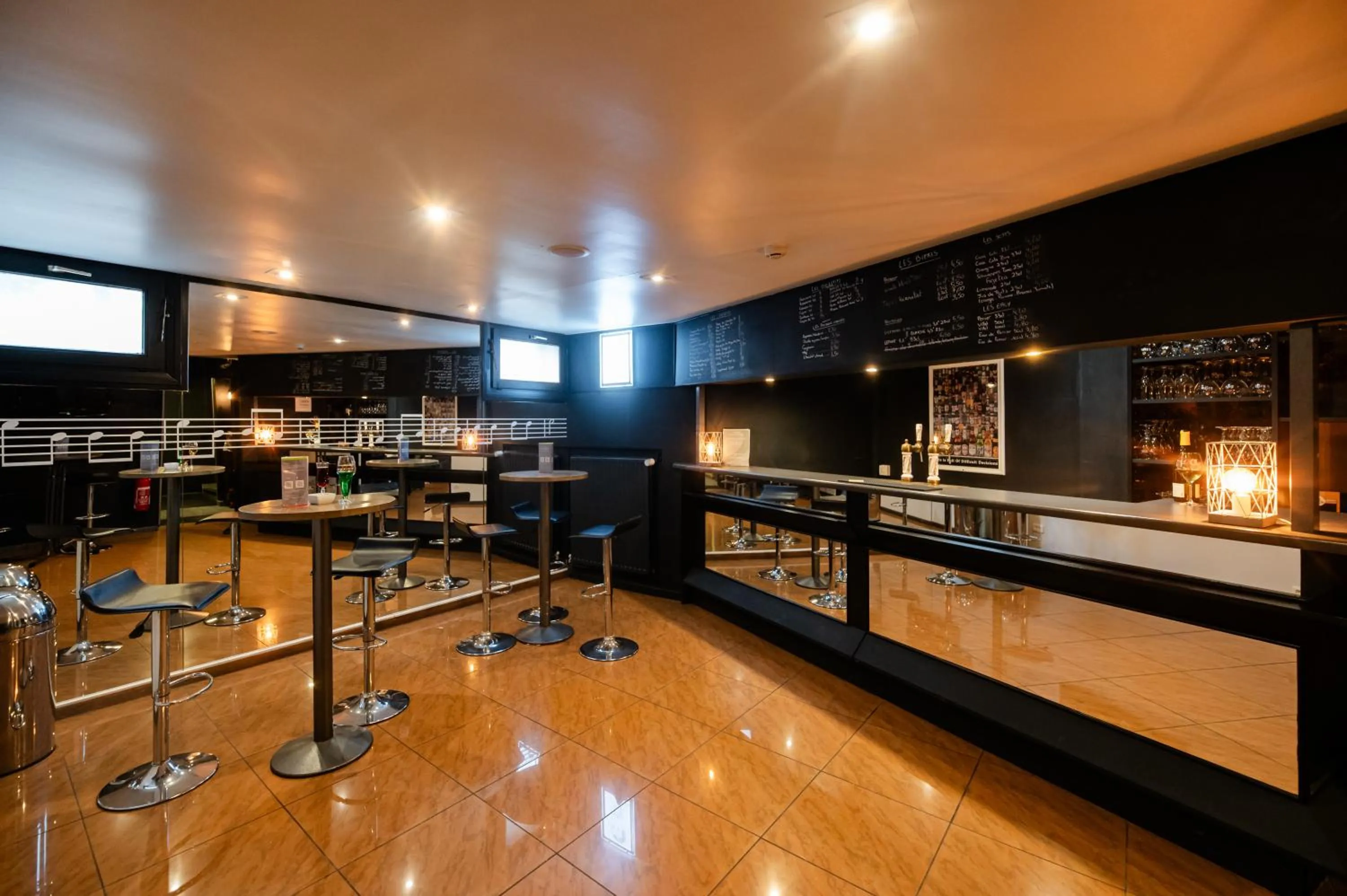 Lounge or bar in Logis Hôtel Des Acacias Lille Neuville en Ferrain, Restaurant l'Acacias Gourmand