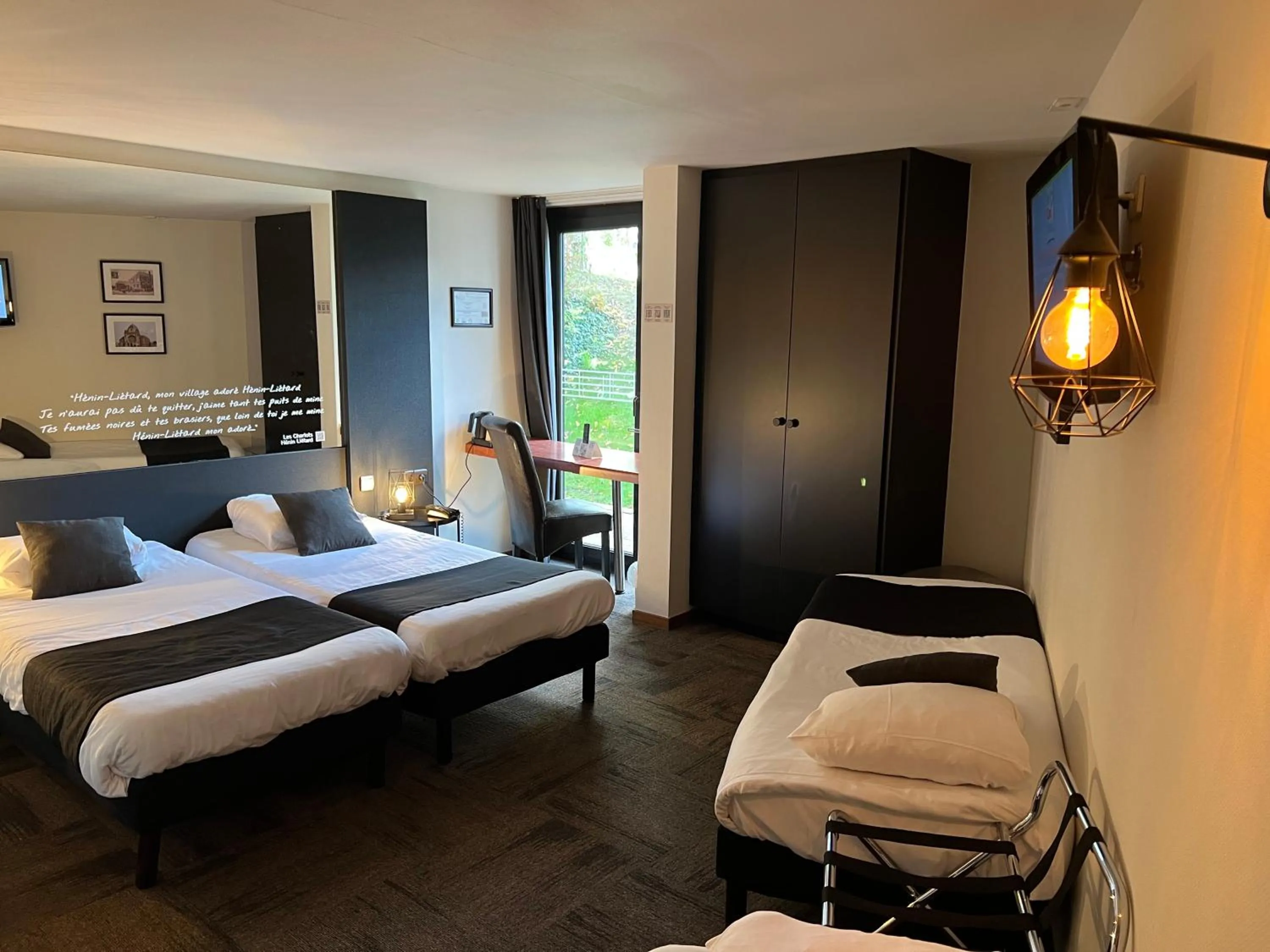 Bedroom, Bed in Logis Hôtel Des Acacias Lille Neuville en Ferrain, Restaurant l'Acacias Gourmand