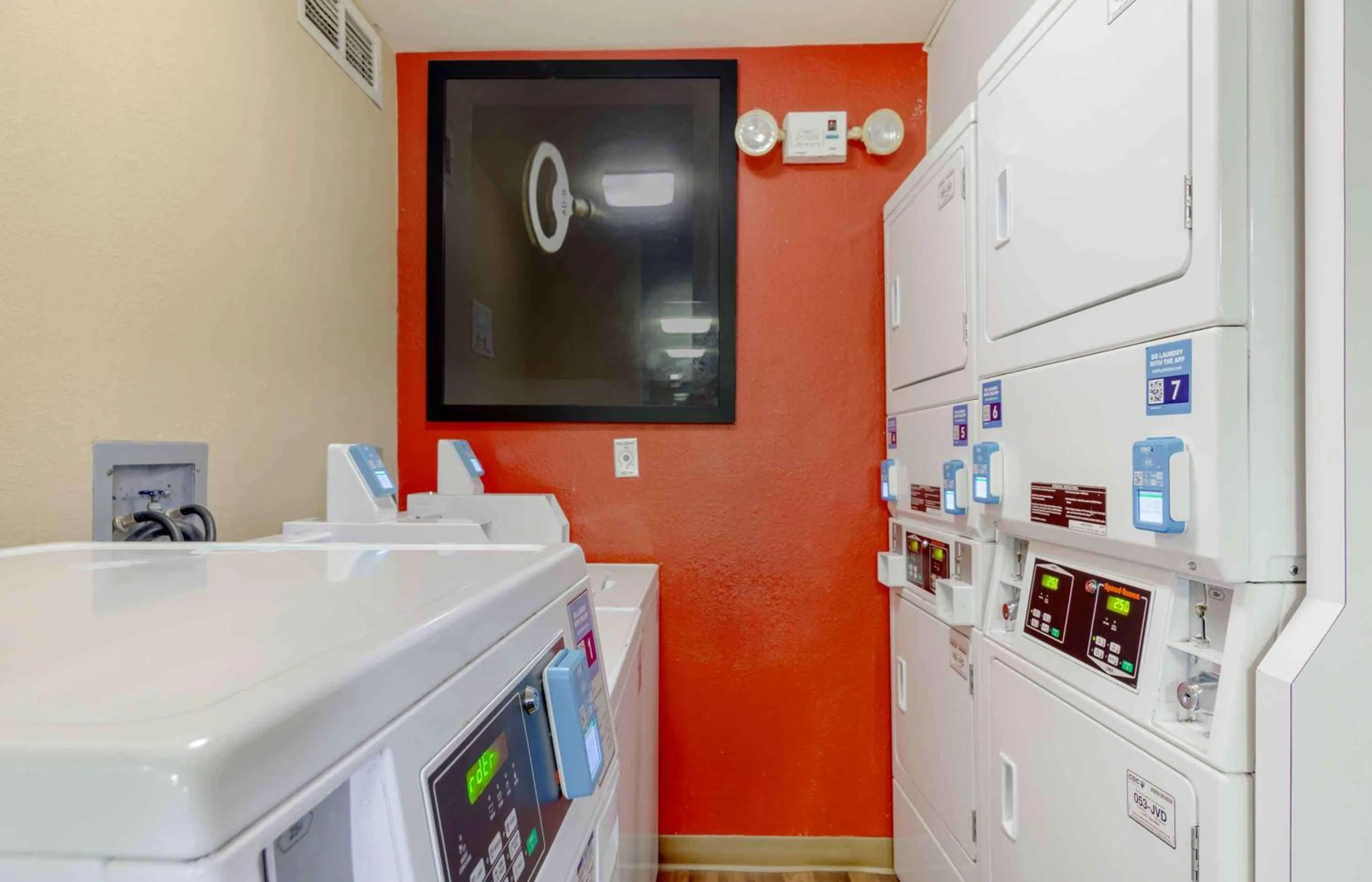 Property building in Extended Stay America Select Suites - Atlanta - Perimeter - Peachtree Dunwoody