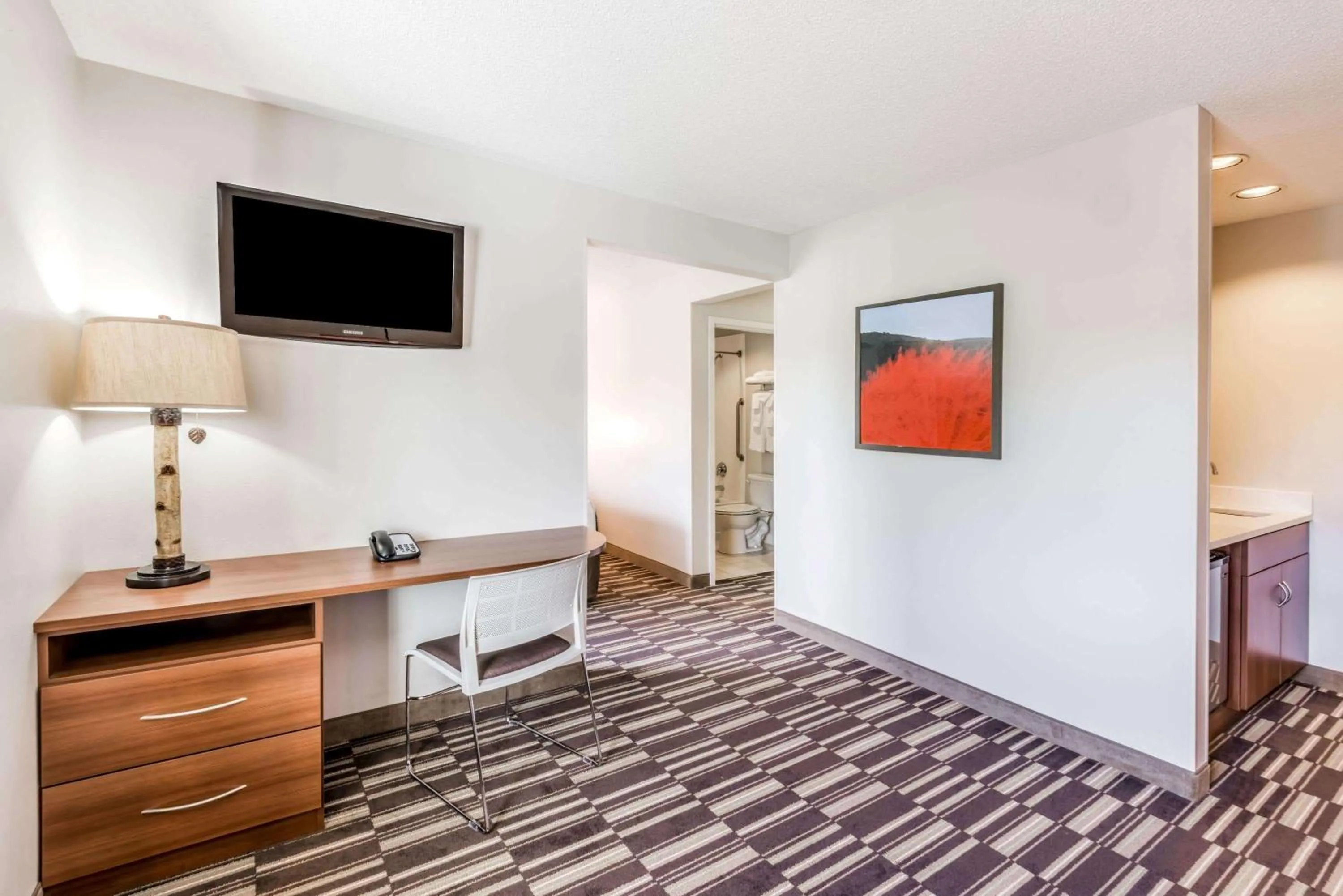 Photo of the whole room in Microtel By Wyndham Victor