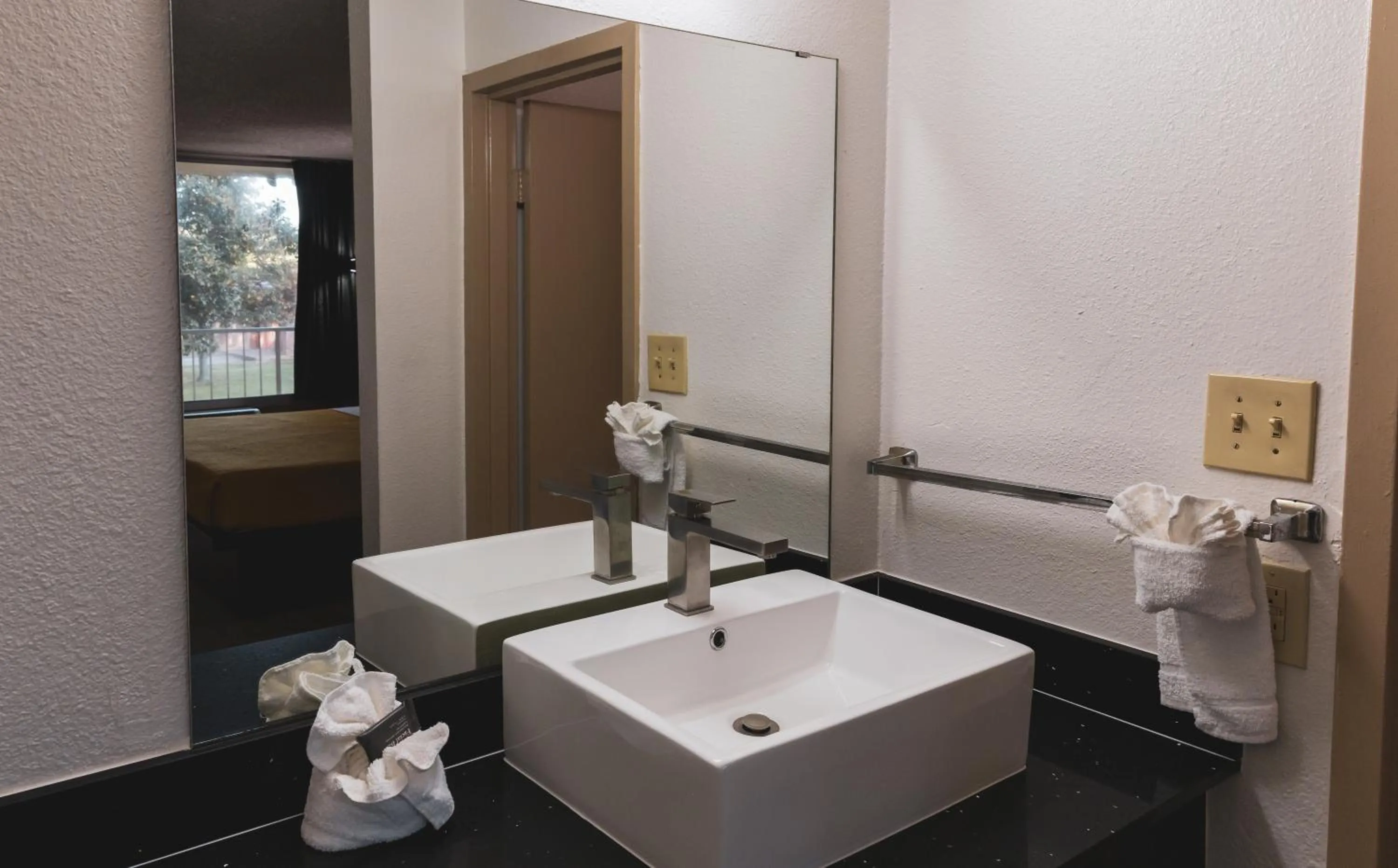 Express Inn & Suites