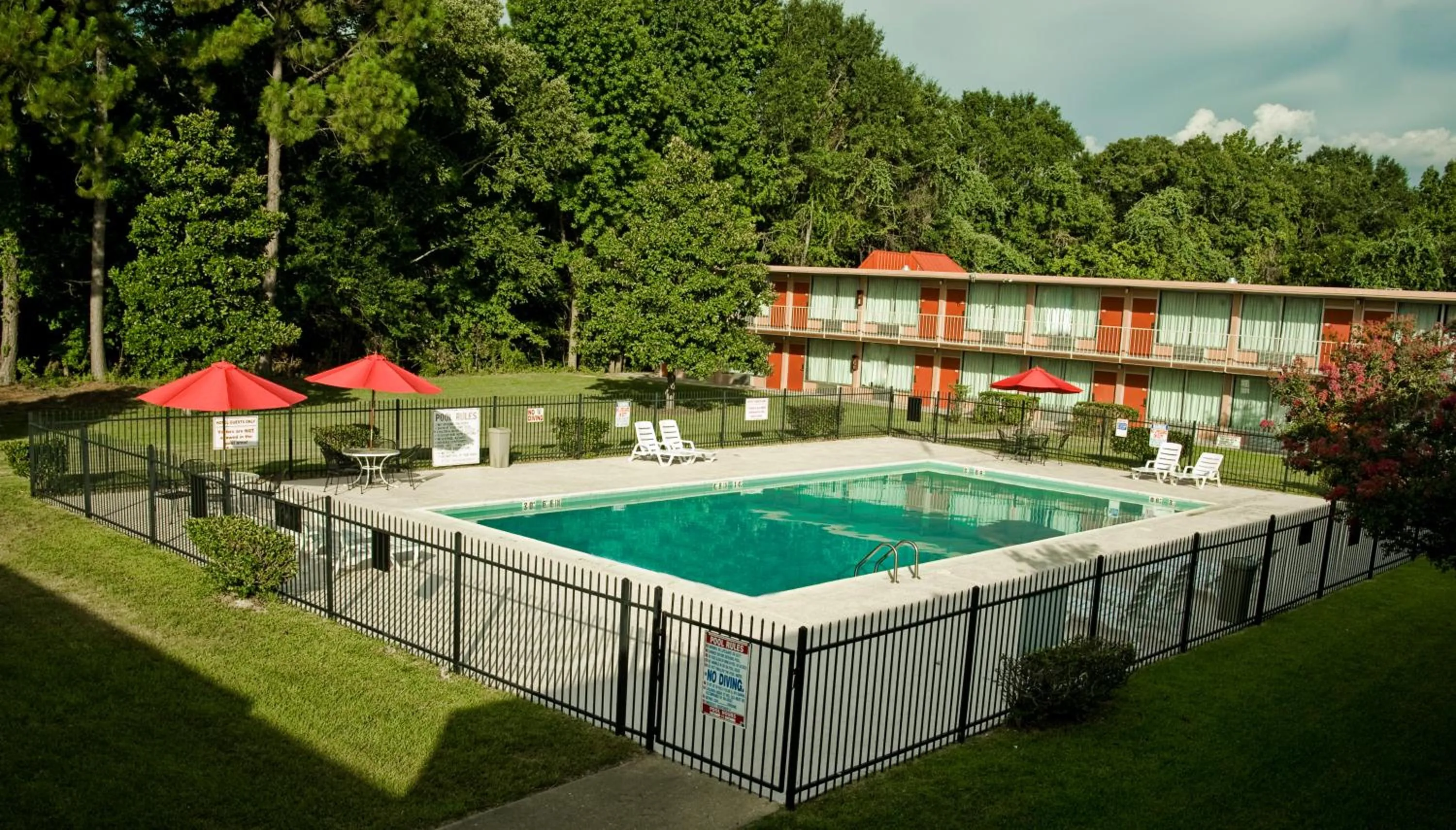 Swimming pool in Express Inn & Suites