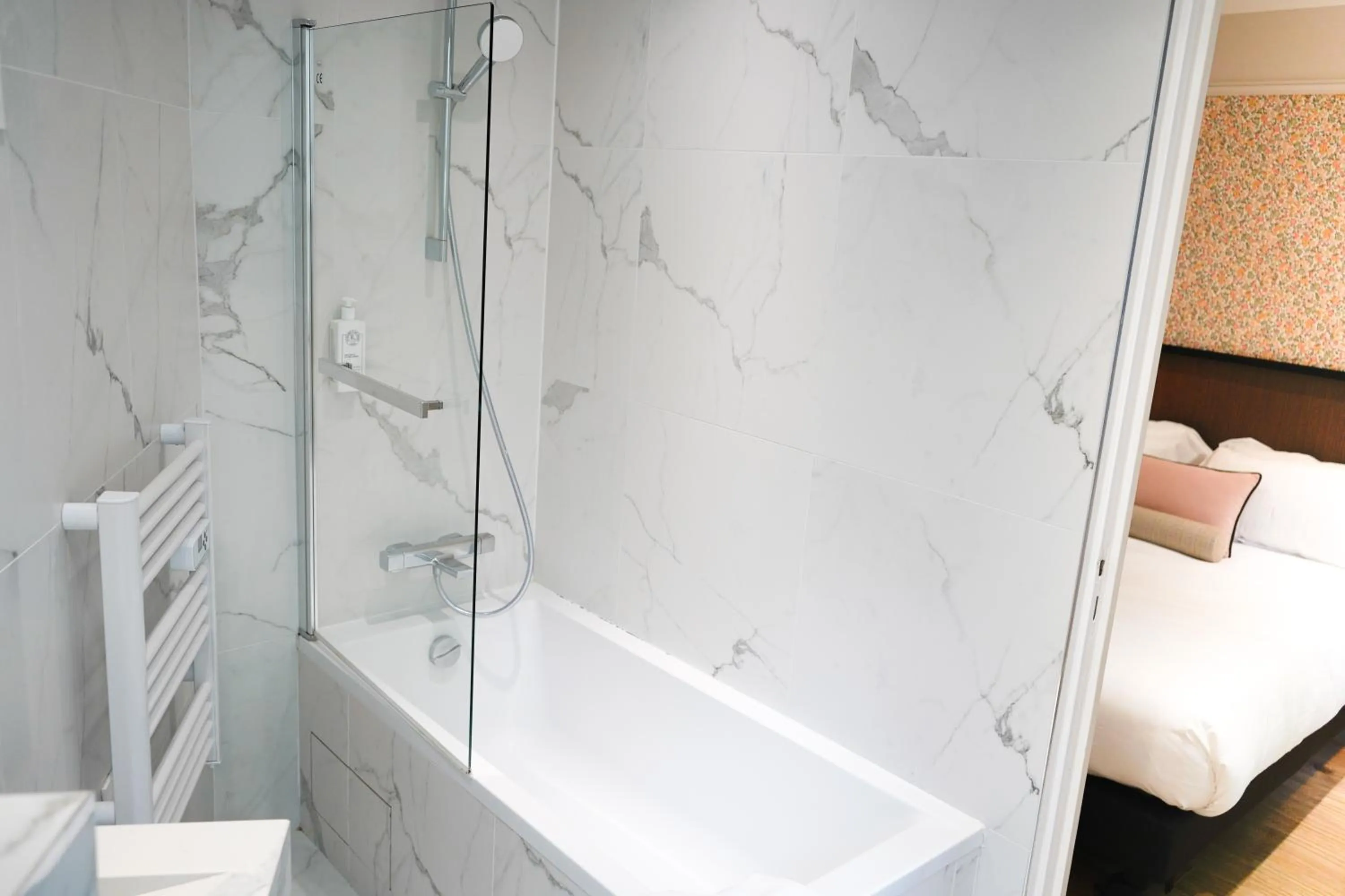 Bathroom, Bed in Joli Môme