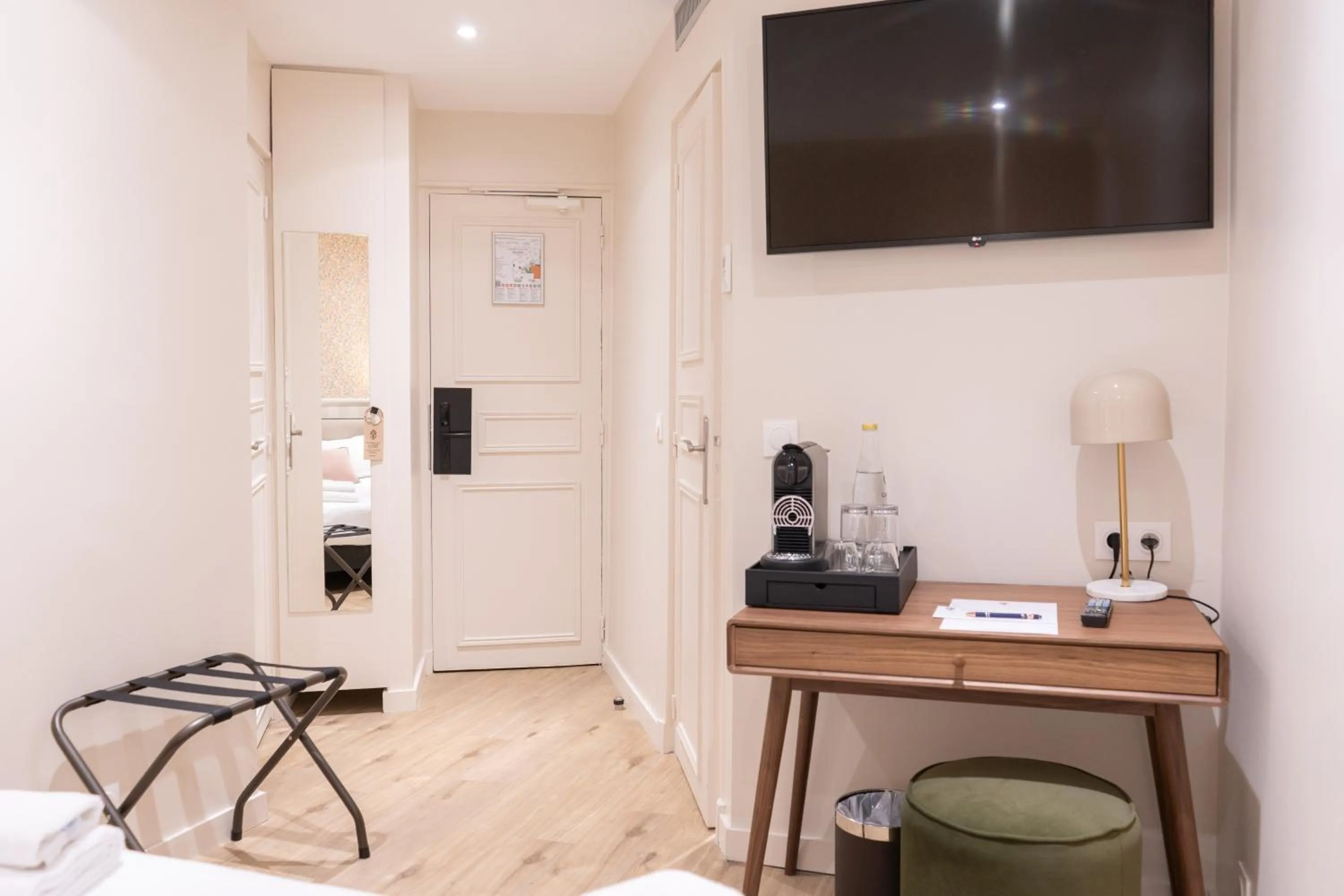 Photo of the whole room, Bed in Joli Môme