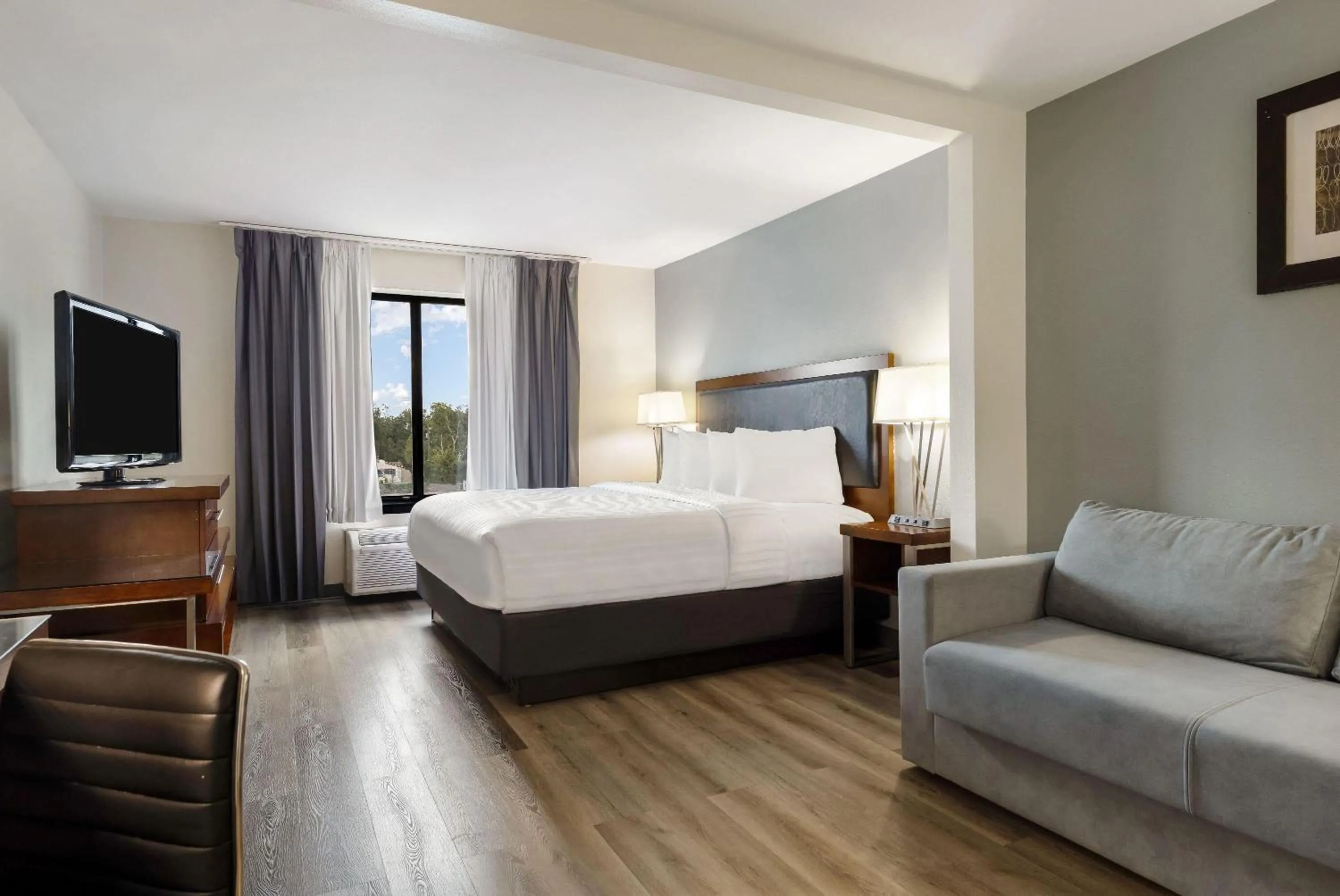 Bed in Wingate by Wyndham and Williamson Conference Center