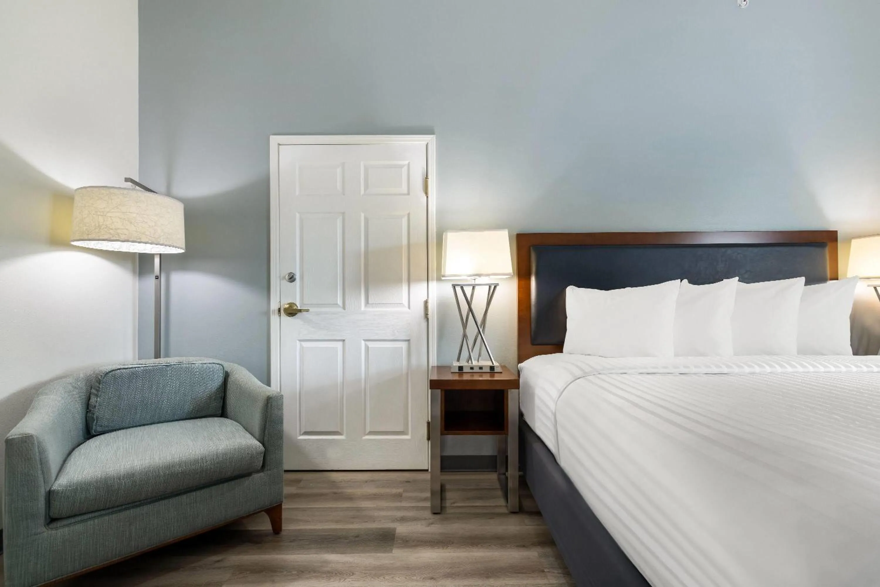 Bed in Wingate by Wyndham and Williamson Conference Center