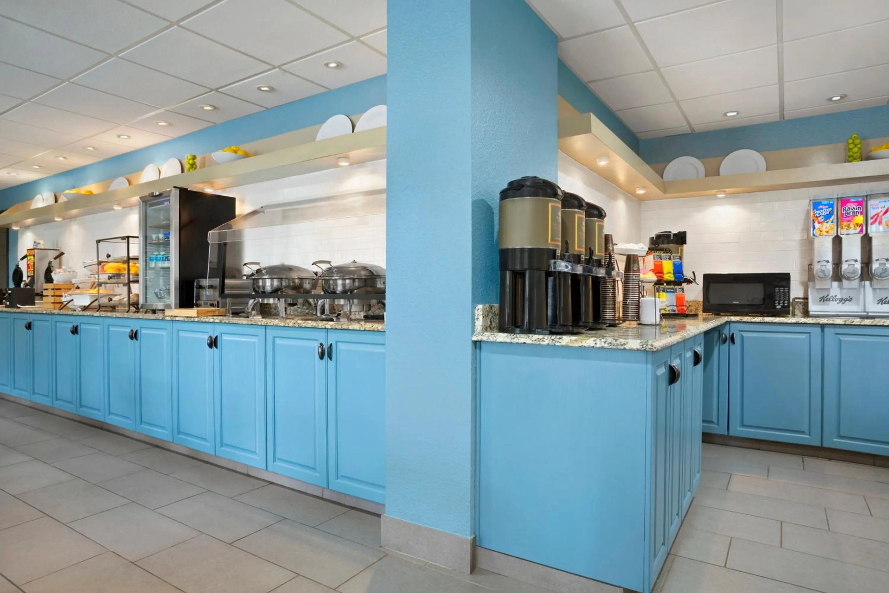 Breakfast in Country Inn & Suites by Radisson, Charlotte University Place, NC