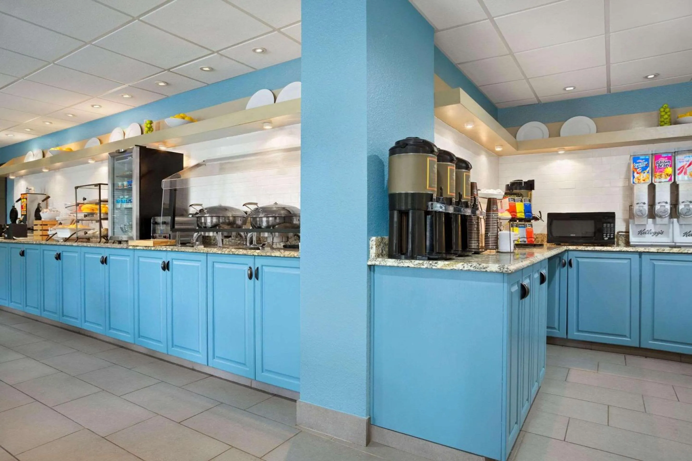 Breakfast in Country Inn & Suites by Radisson, Charlotte University Place, NC