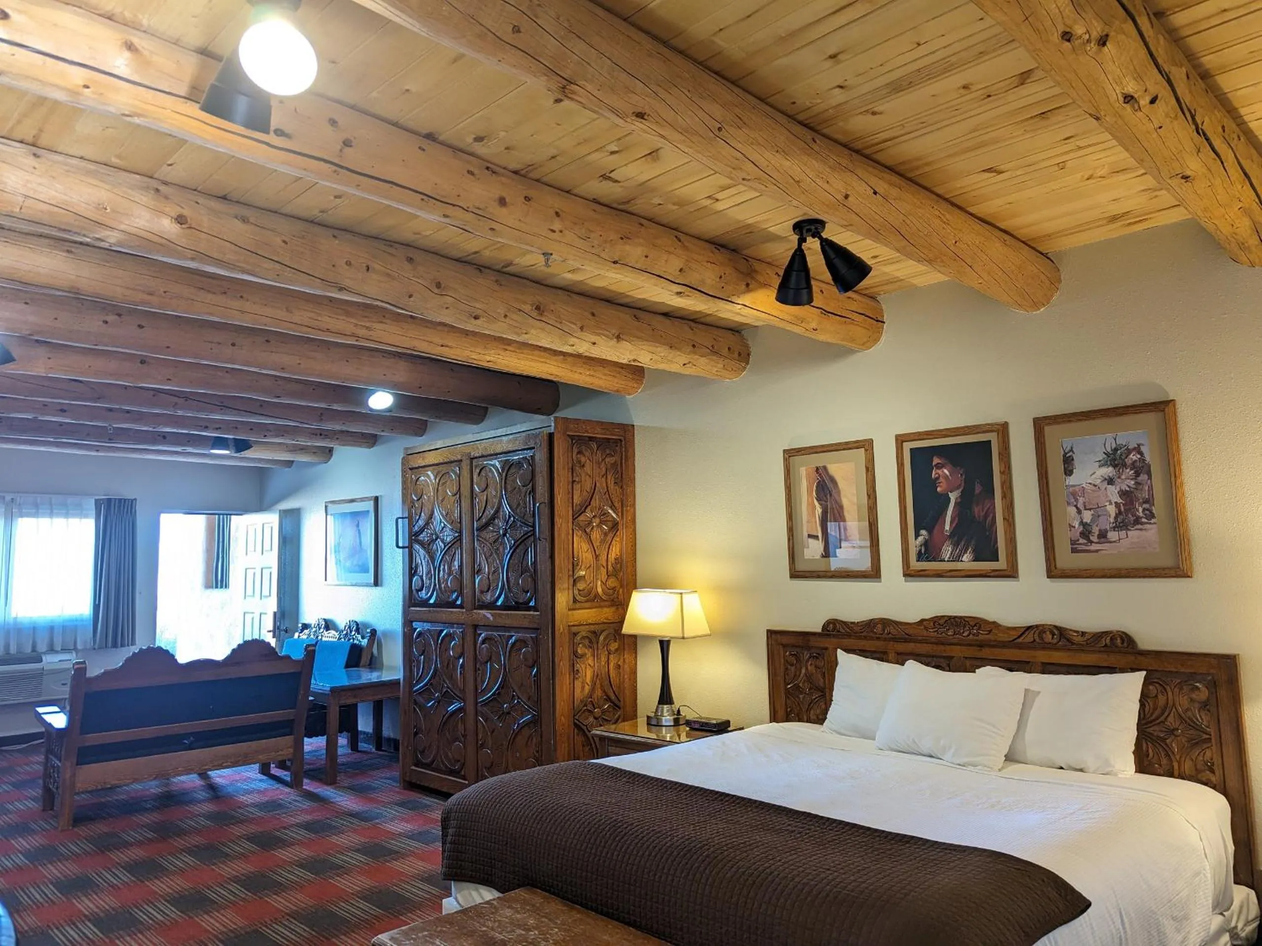 Bed in Sagebrush Inn & Suites