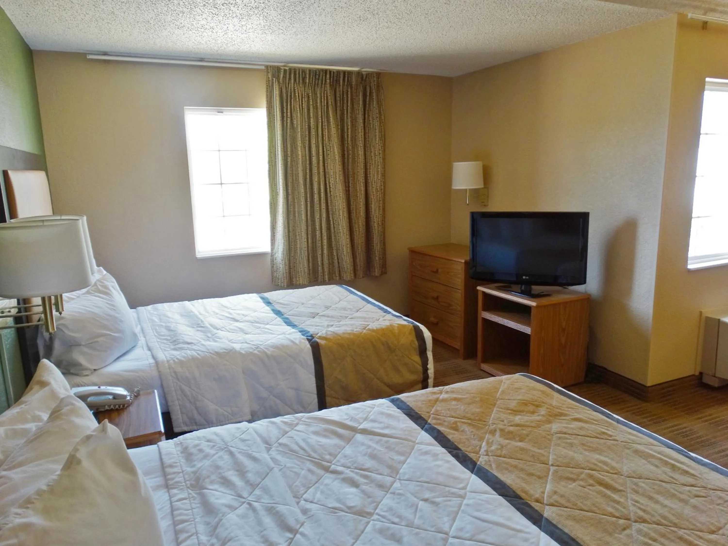Bed in Extended Stay America Suites - Louisville - Alliant Avenue