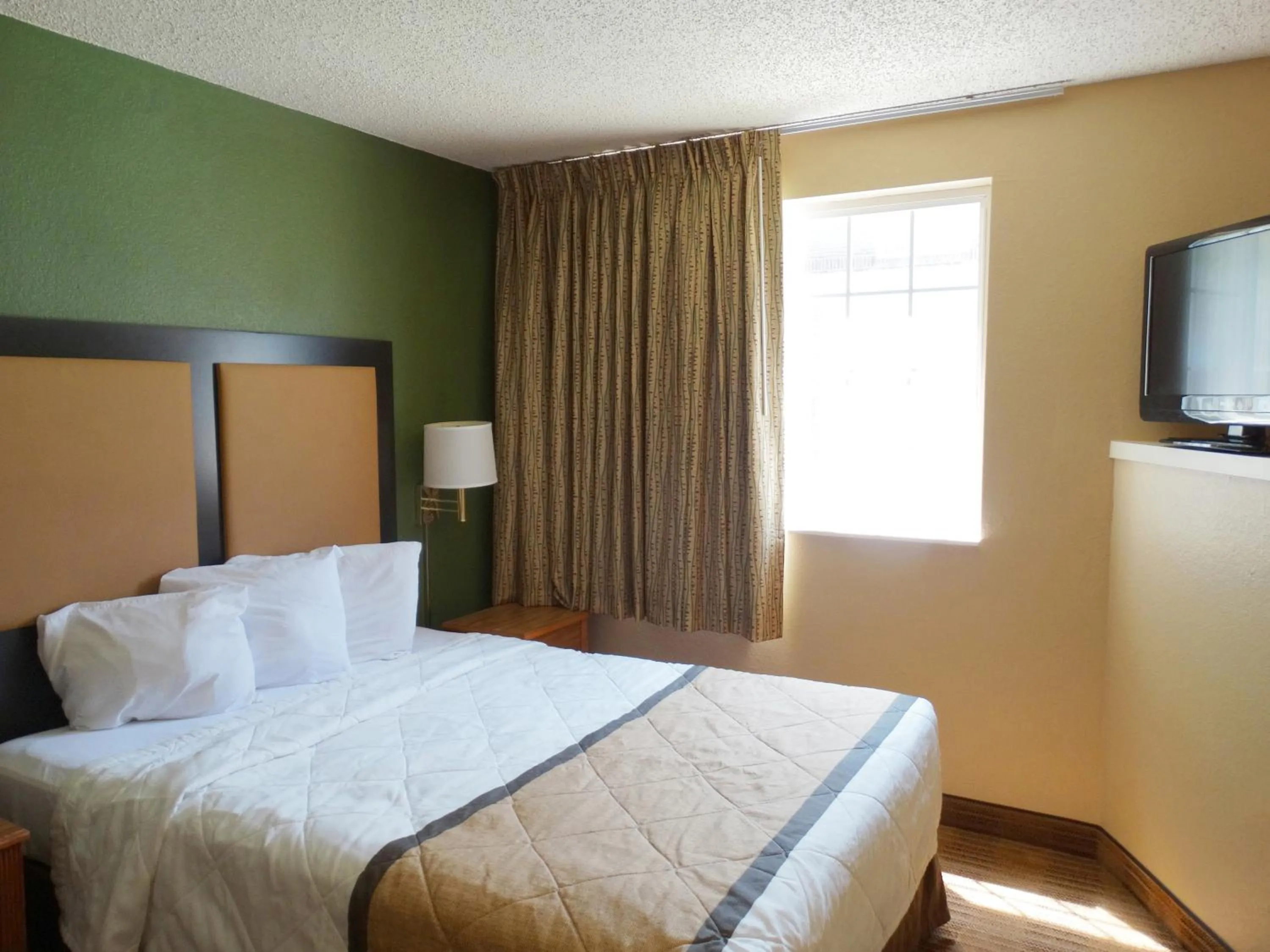 Bed in Extended Stay America Suites - Louisville - Alliant Avenue