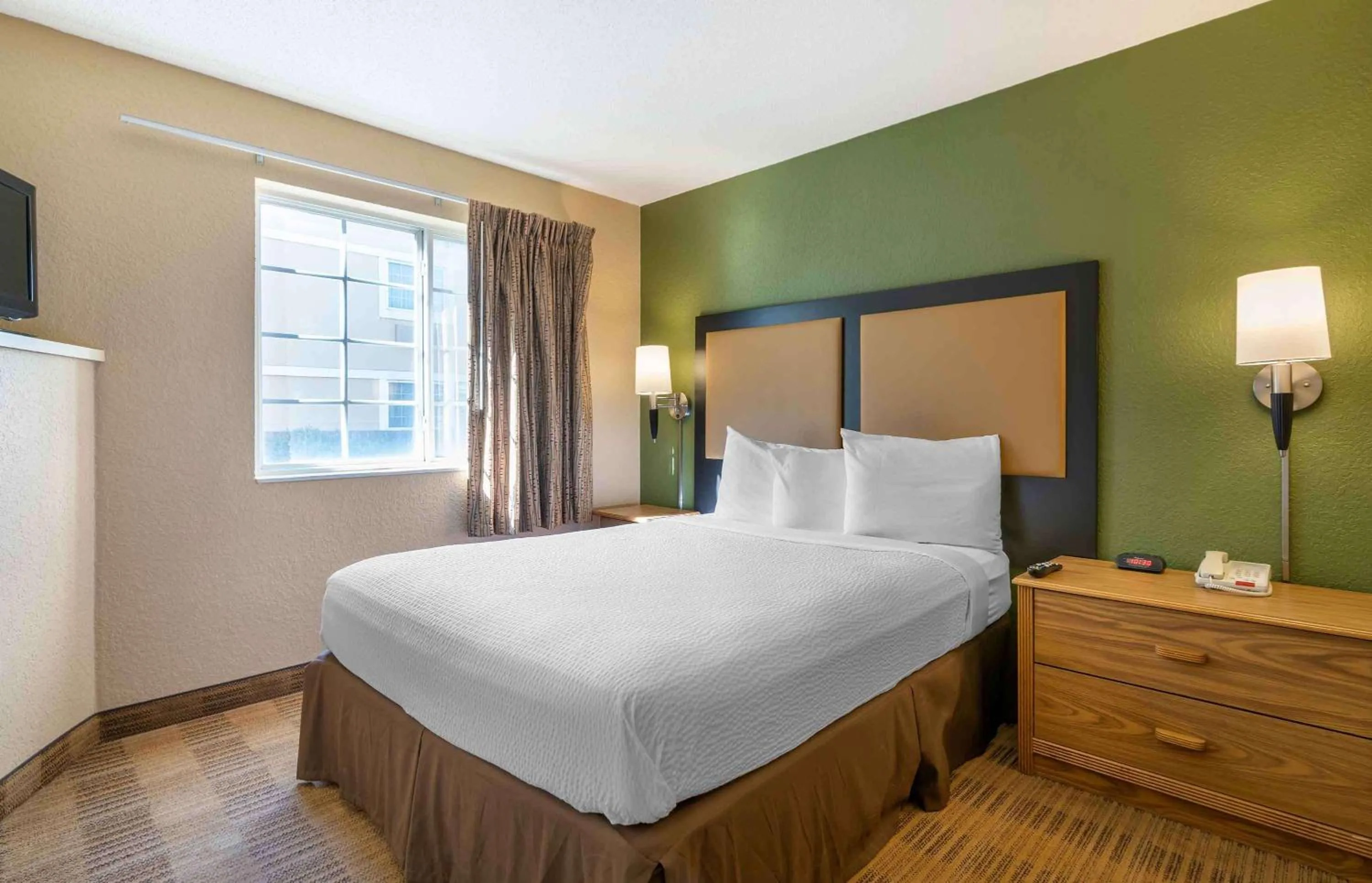Bedroom, Bed in Extended Stay America Suites - Louisville - Alliant Avenue