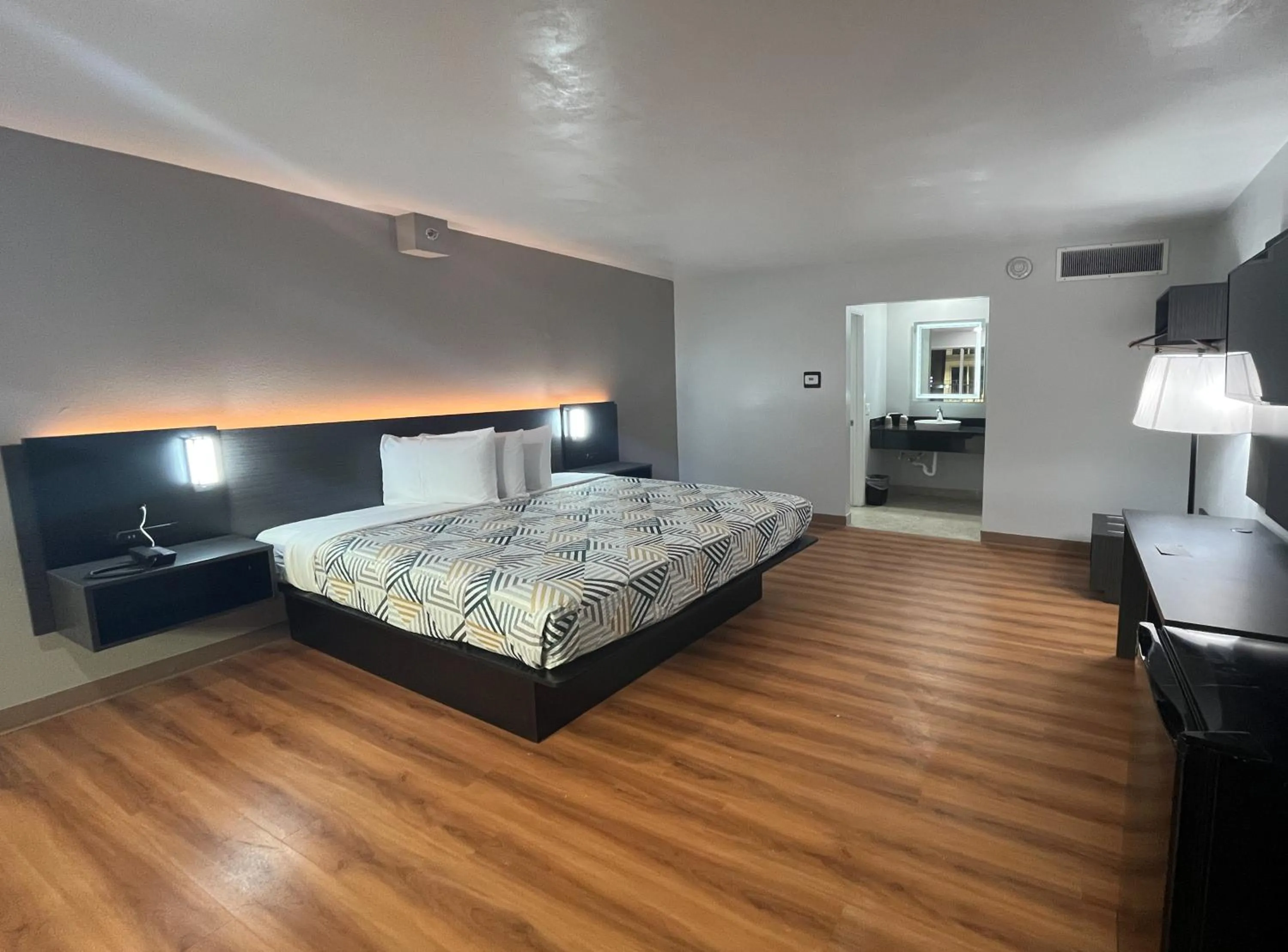 Photo of the whole room, Bed in Motel 6 Dumas, TX