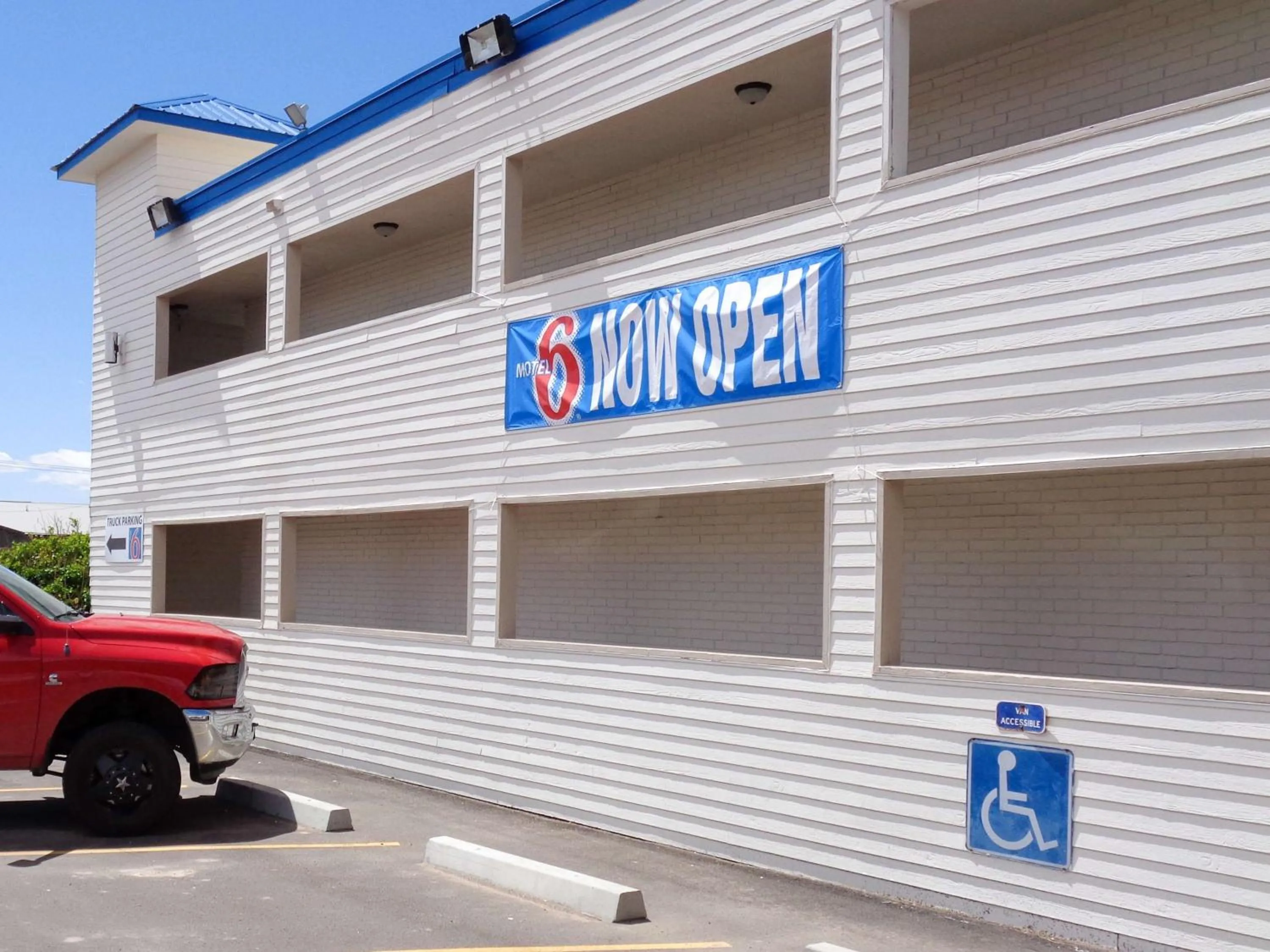 Property building in Motel 6 Dumas, TX