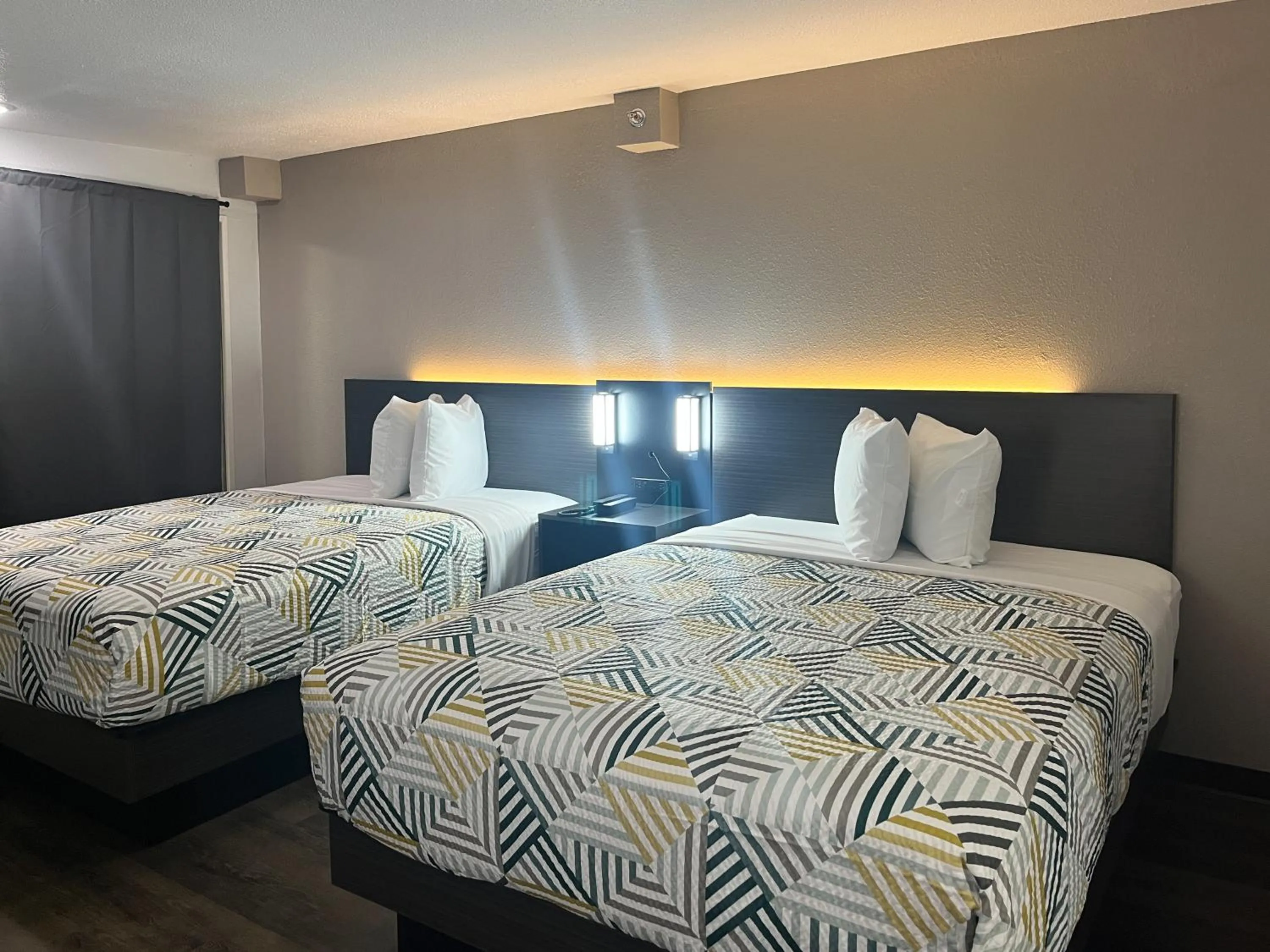 Photo of the whole room, Bed in Motel 6 Dumas, TX