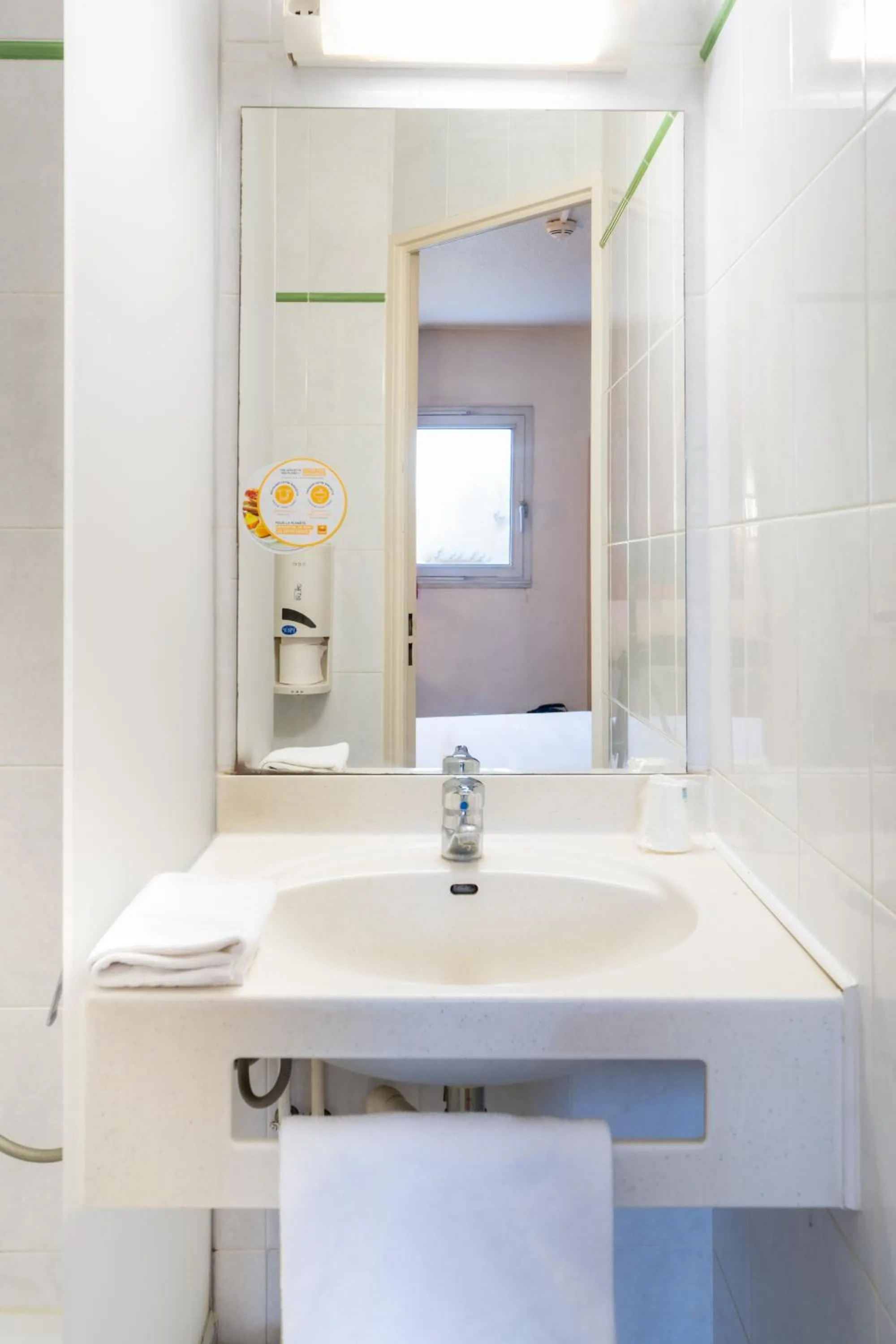 Bathroom in Premiere Classe Bordeaux Nord - Lac