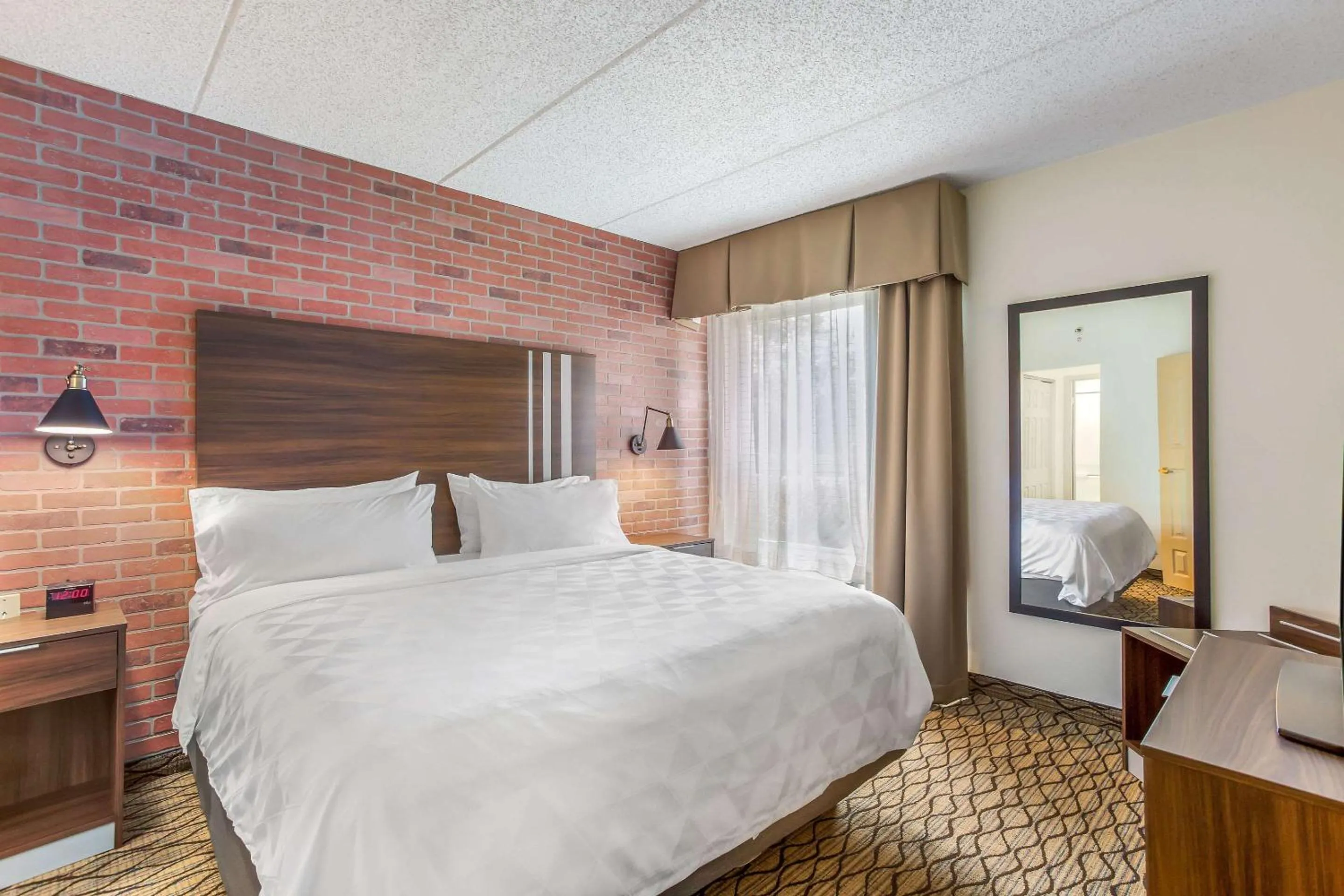 Bedroom, Bed in Burrstone Inn, an Ascend Collection Hotel