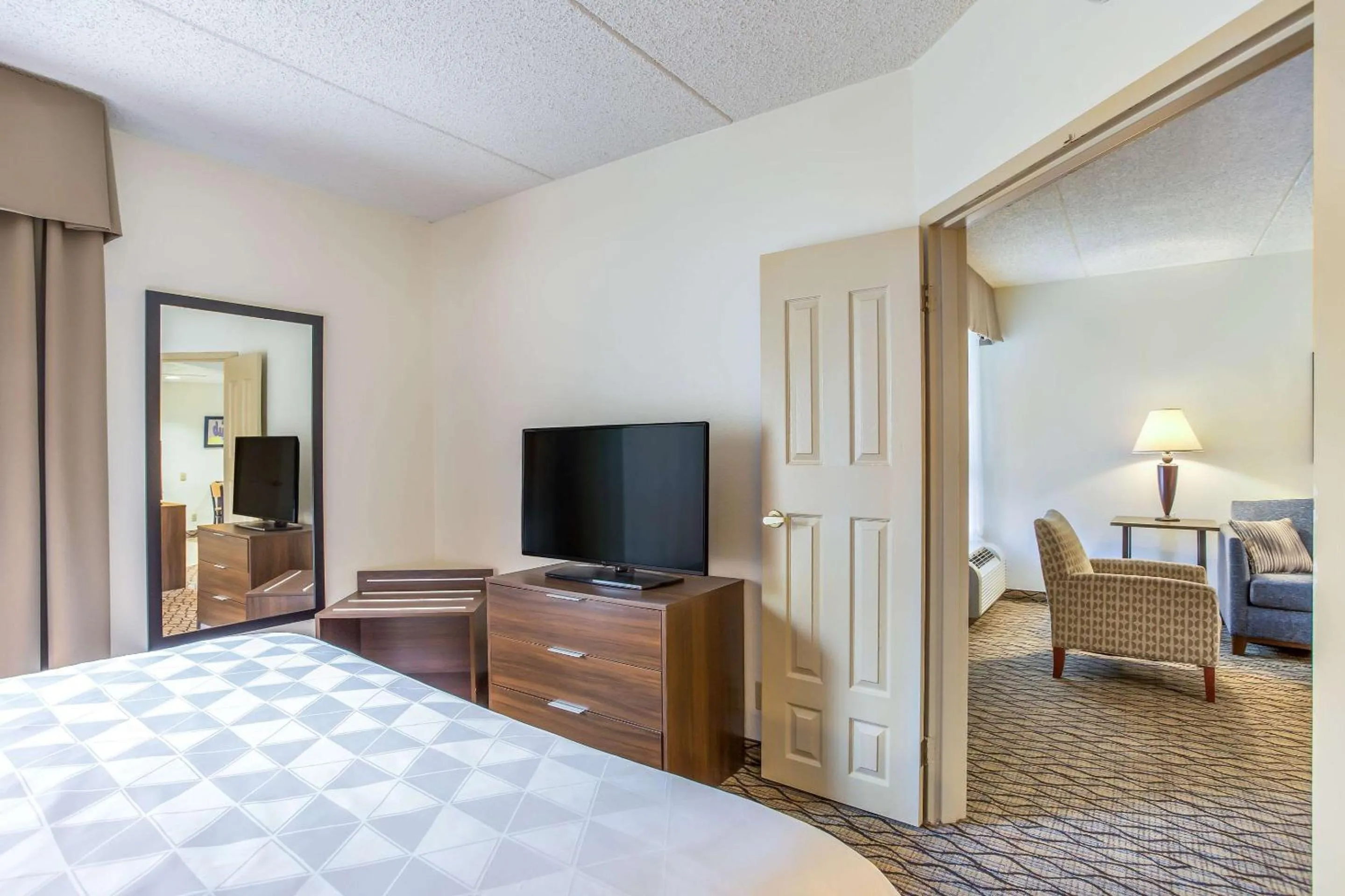 Bedroom, Bed in Burrstone Inn, an Ascend Collection Hotel