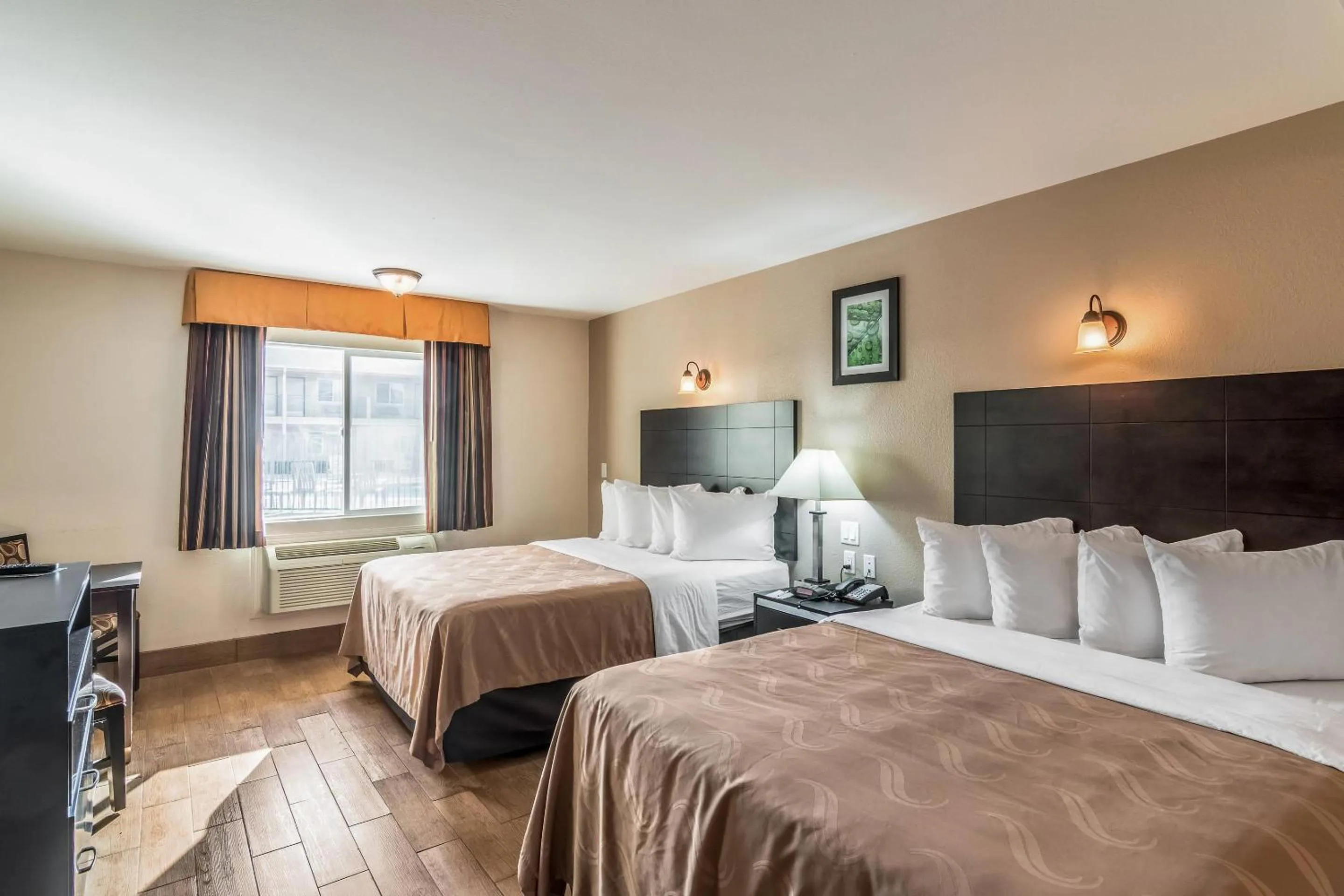 Bedroom, Bed in Quality Inn & Suites near Downtown Bakersfield