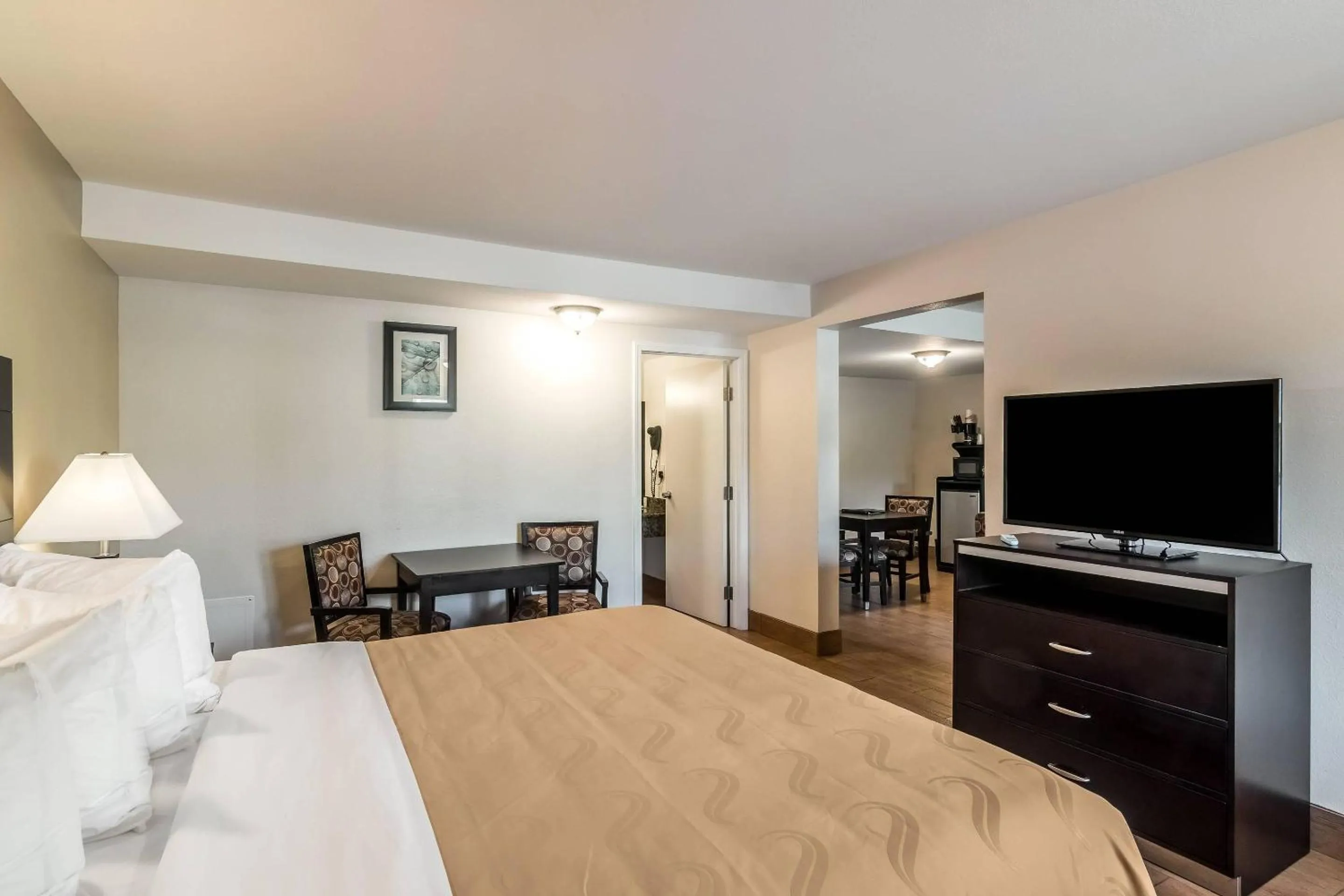 Bedroom, Bed in Quality Inn & Suites near Downtown Bakersfield