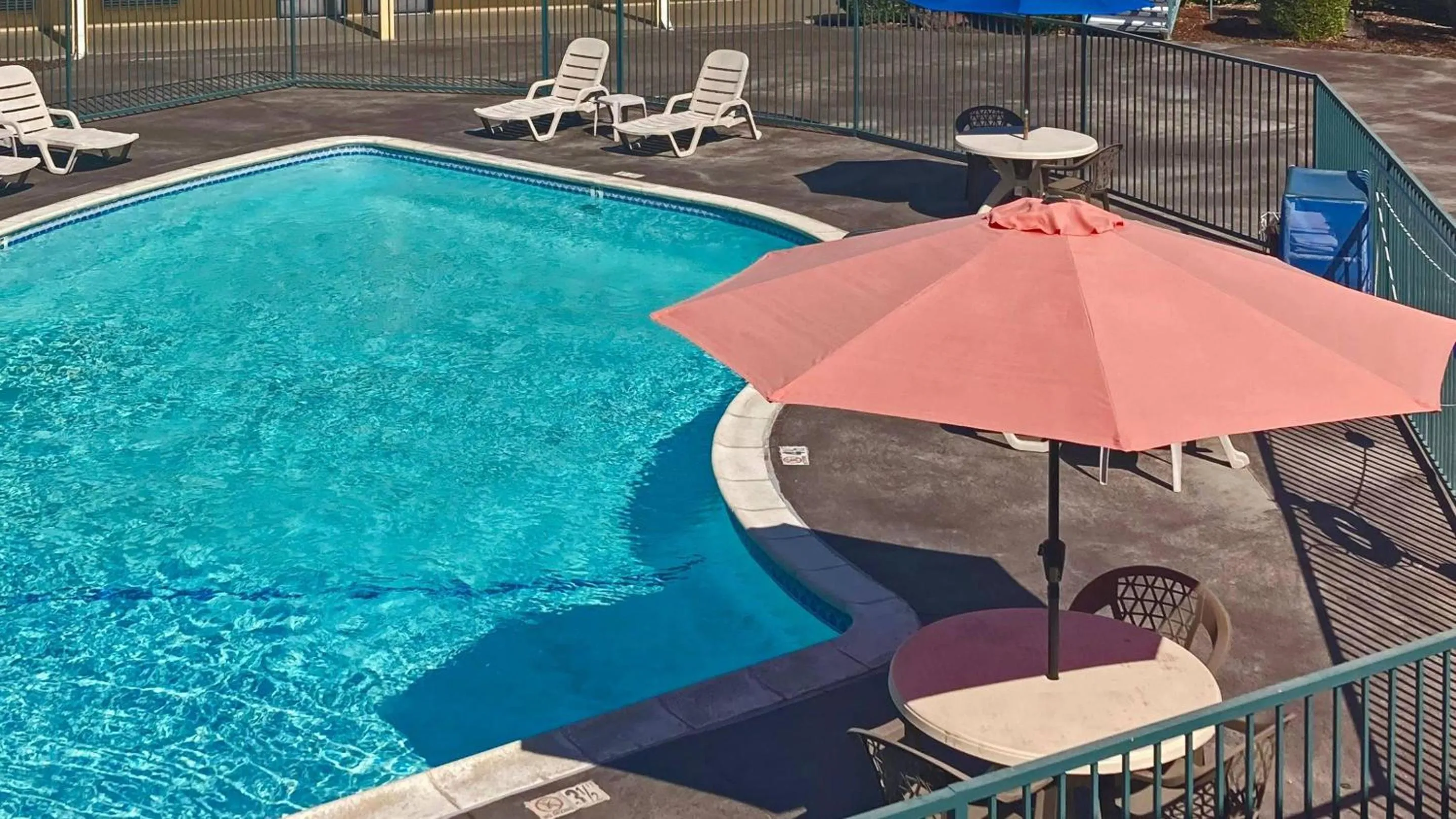 Swimming pool in Quality Inn & Suites near Downtown Bakersfield