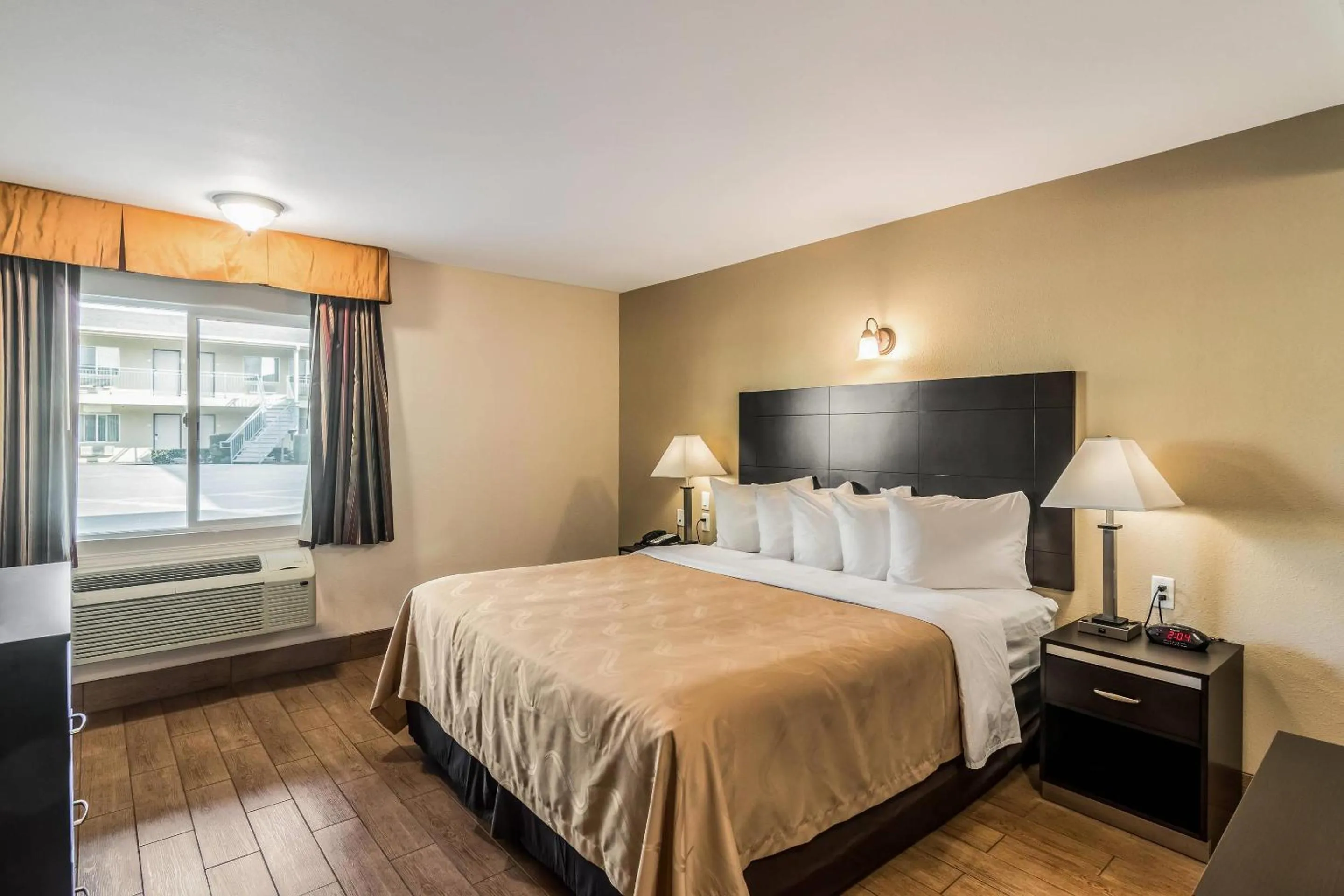 Bedroom, Bed in Quality Inn & Suites near Downtown Bakersfield