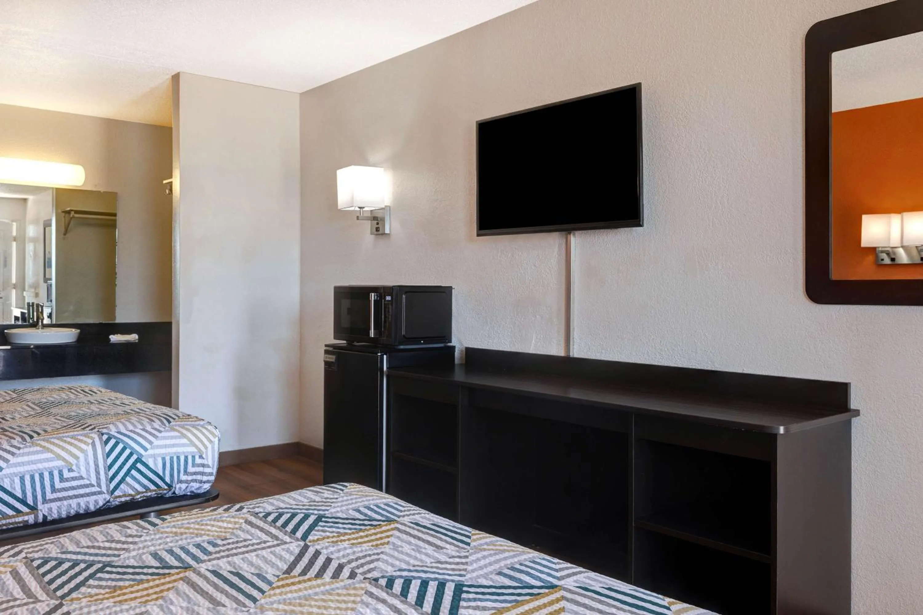 Bedroom, Bed in Motel 6-Rolla, MO