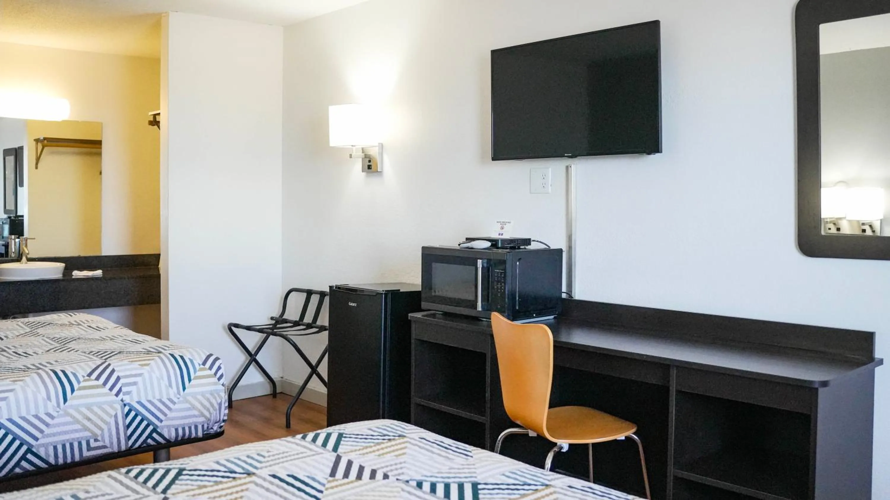 Bedroom, Bed in Motel 6-Rolla, MO