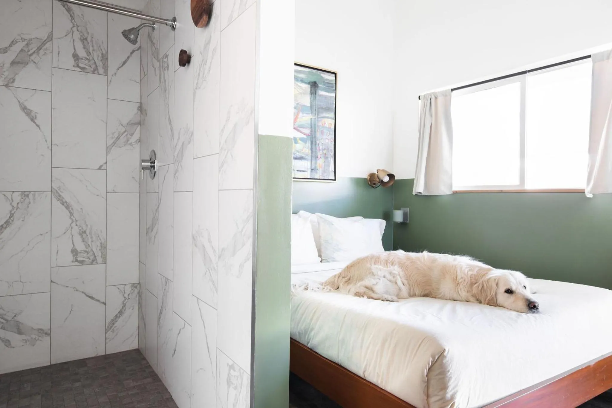 Bathroom, Bed in Mellow Moon Lodge