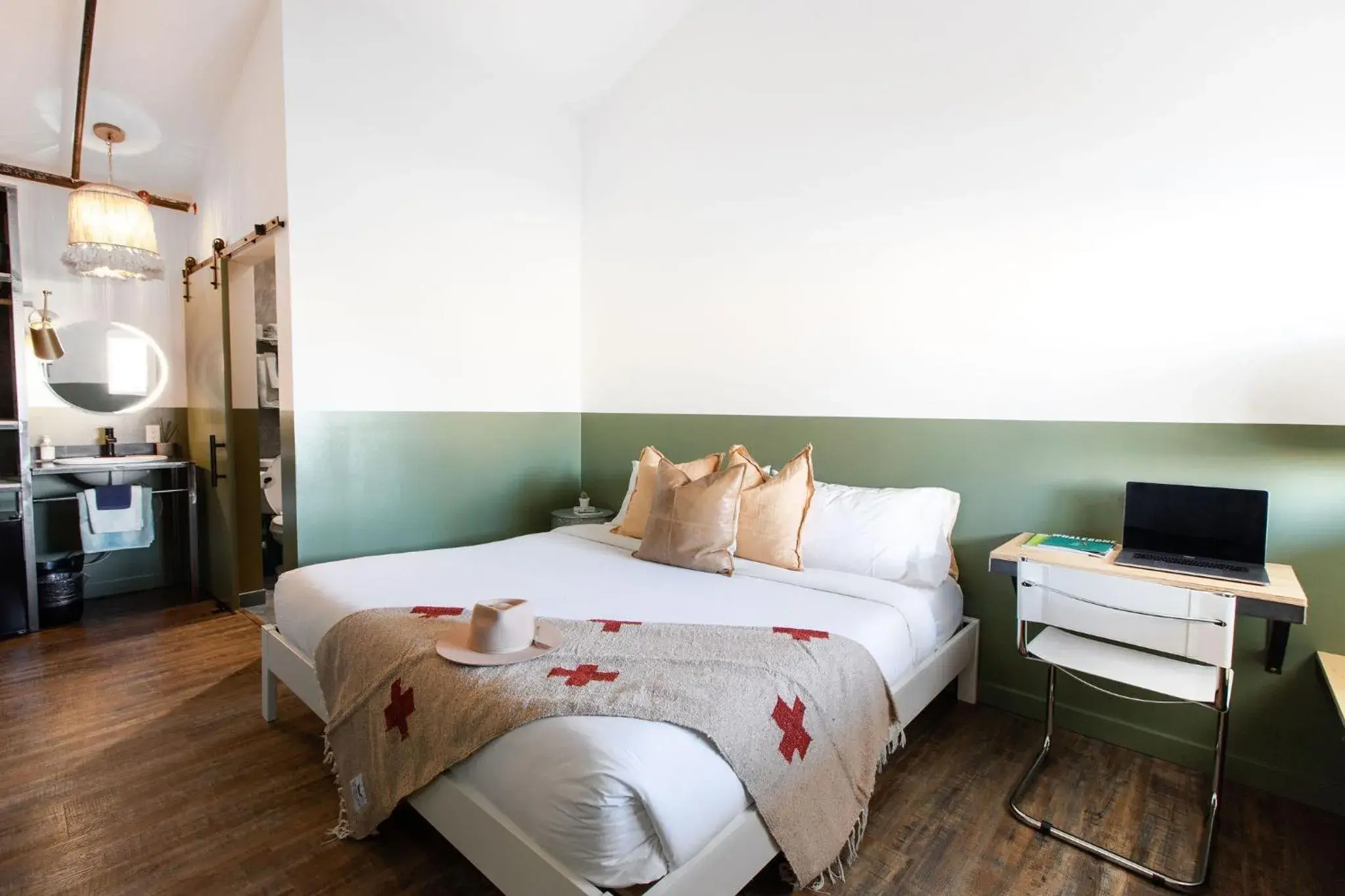 Deluxe King Room in Mellow Moon Lodge Deluxe King Room in Mellow Moon Lodge