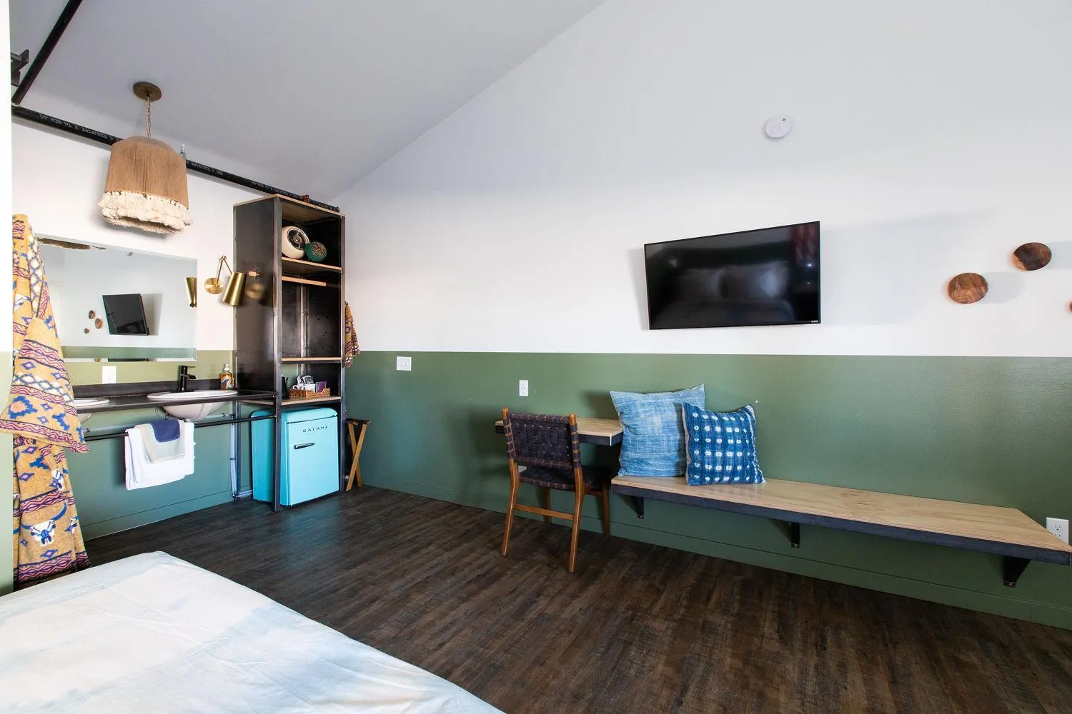 Photo of the whole room, Bed in Mellow Moon Lodge