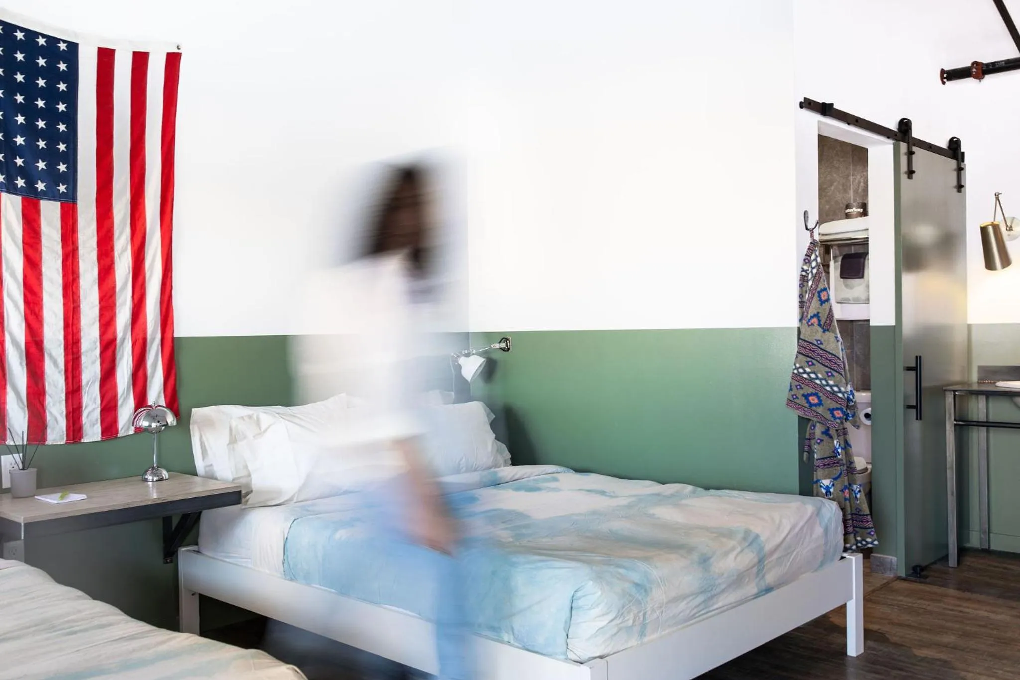 Photo of the whole room, Bed in Mellow Moon Lodge