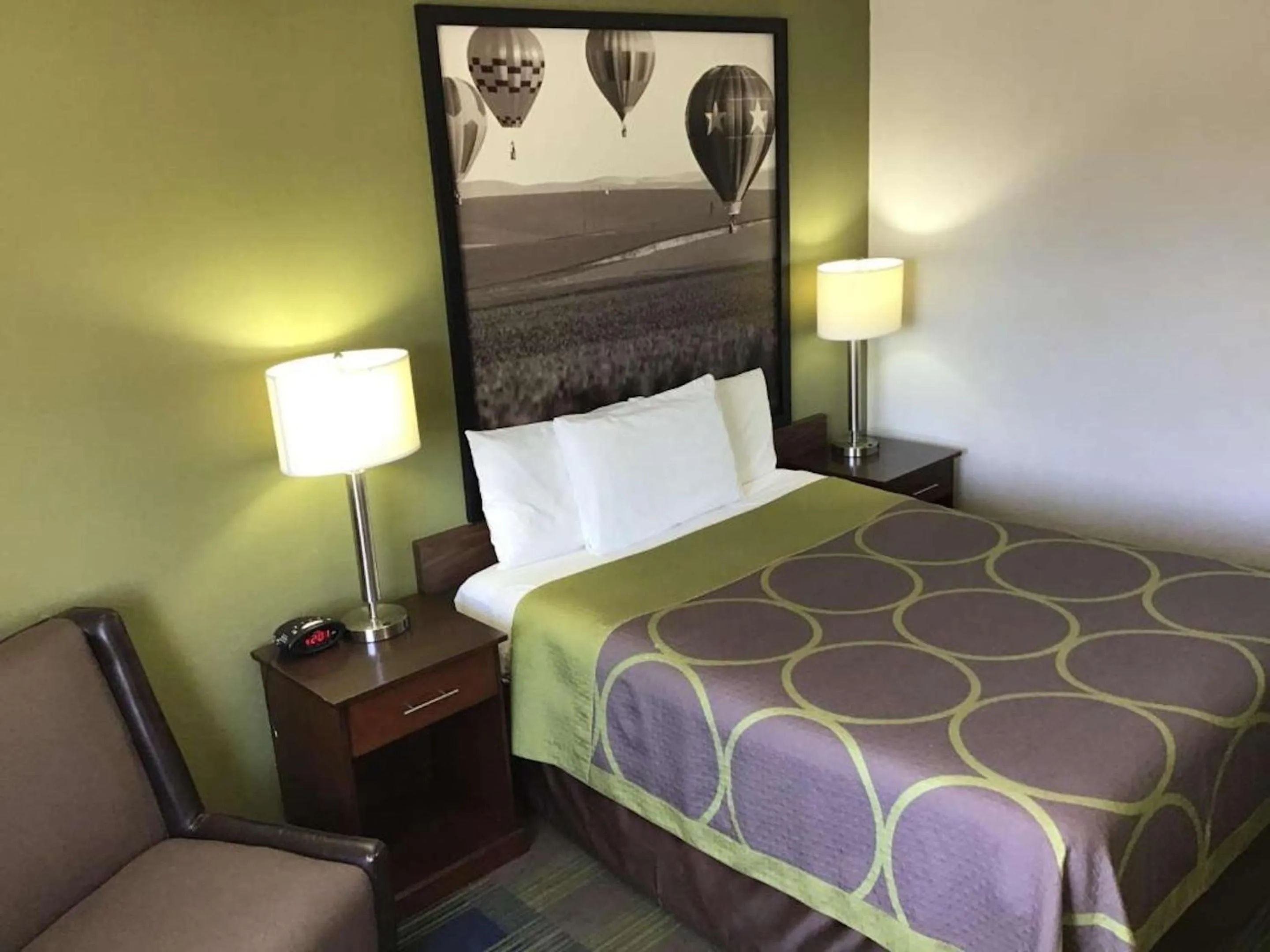 Bedroom, Bed in Super 8 by Wyndham Walla Walla