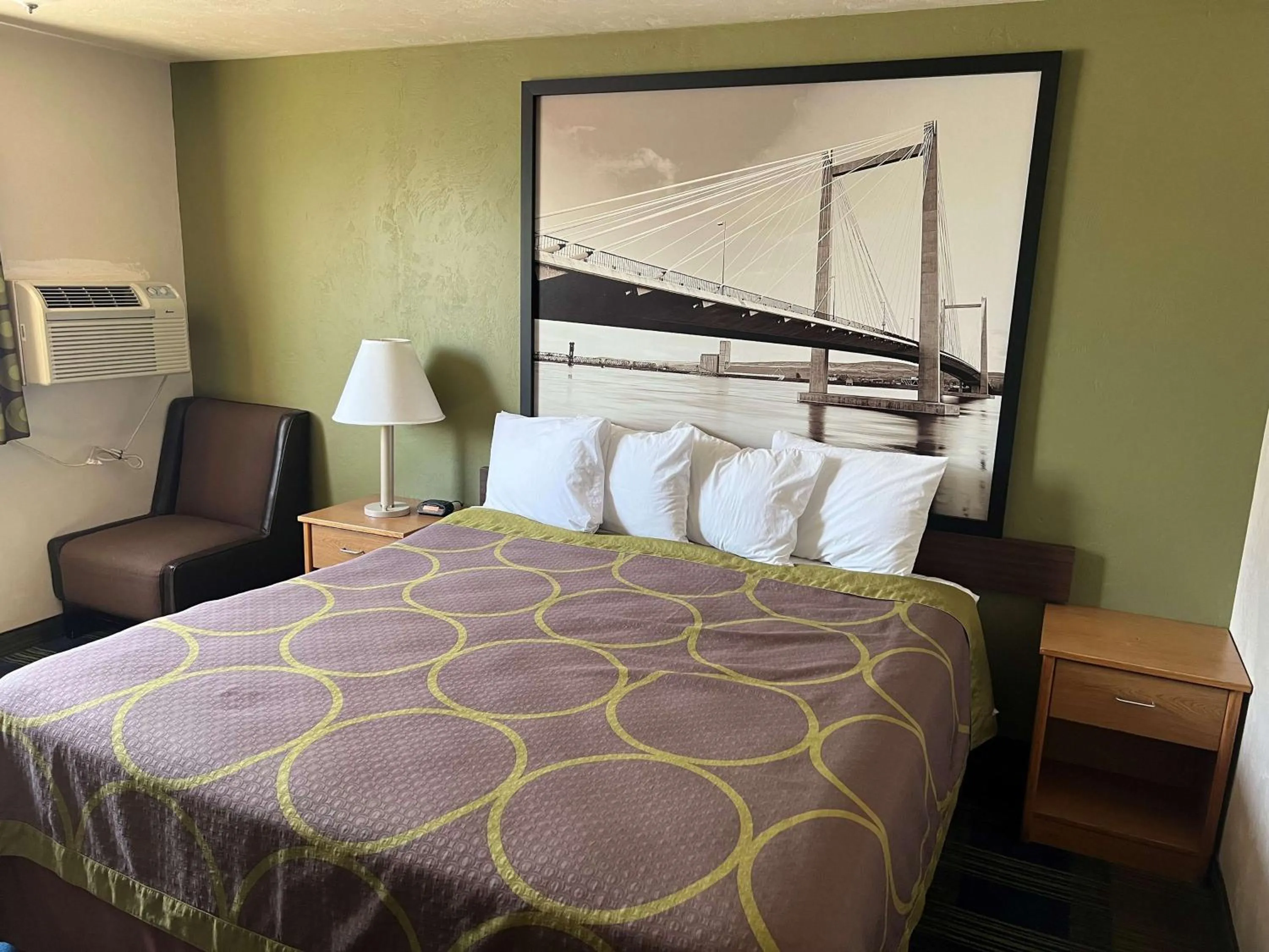 Bedroom, Bed in Super 8 by Wyndham Walla Walla