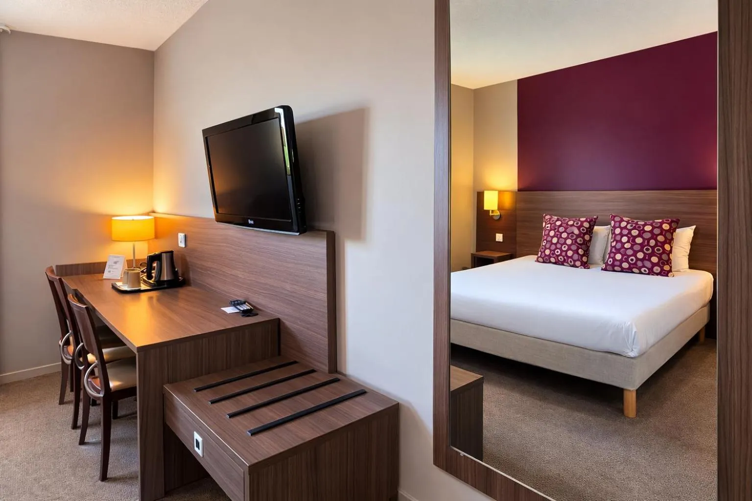 Bedroom, Bed in The Originals City, Hôtel Les Bruyères, Dax Nord