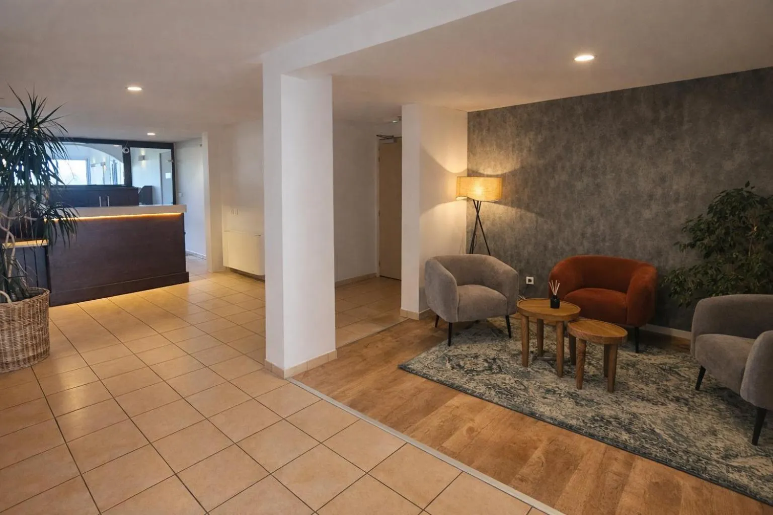 Lobby or reception in The Originals City, Hôtel Les Bruyères, Dax Nord