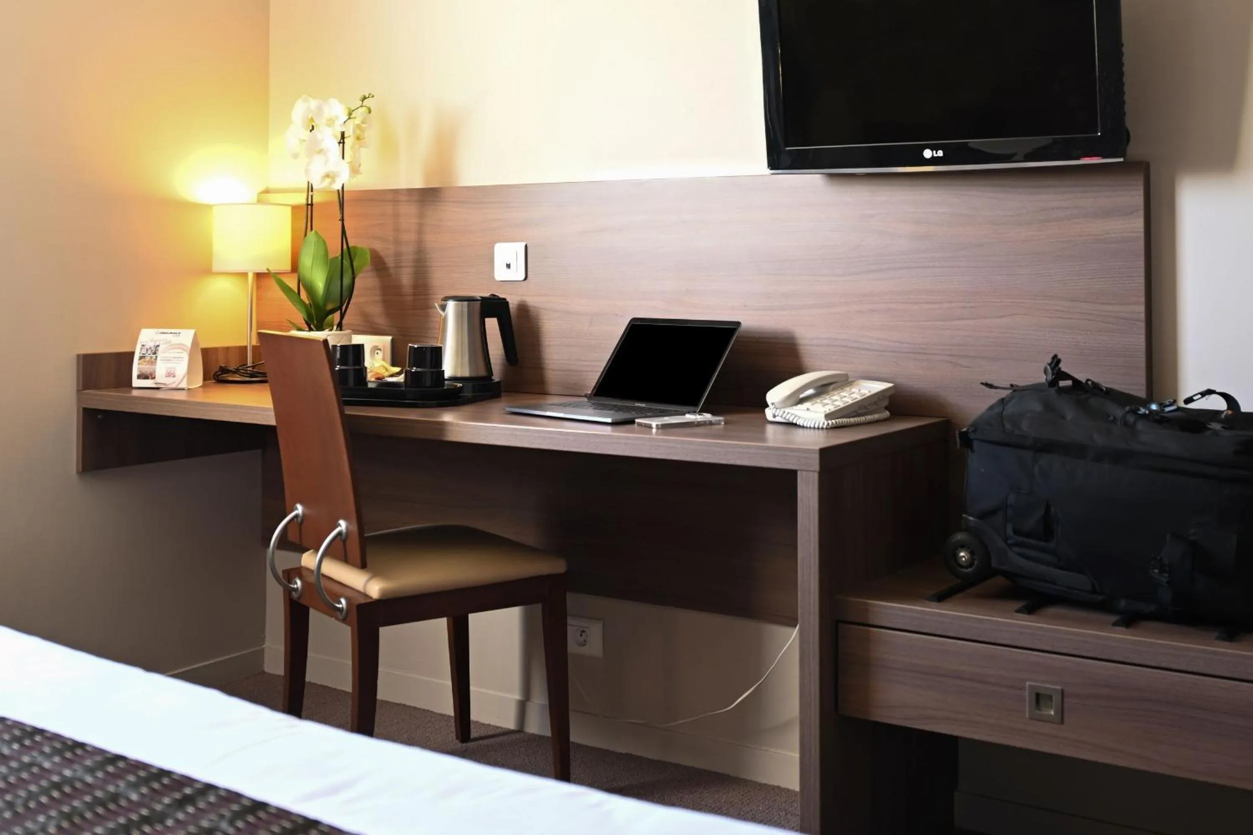 TV and multimedia in The Originals City, Hôtel Les Bruyères, Dax Nord