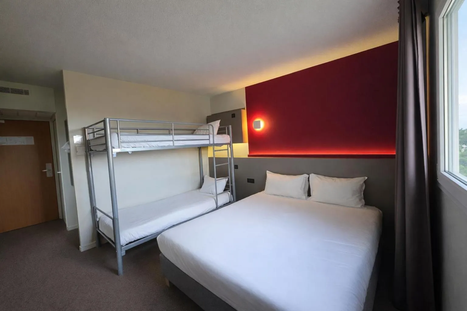 Bedroom, Bed in The Originals City, Hôtel Les Bruyères, Dax Nord