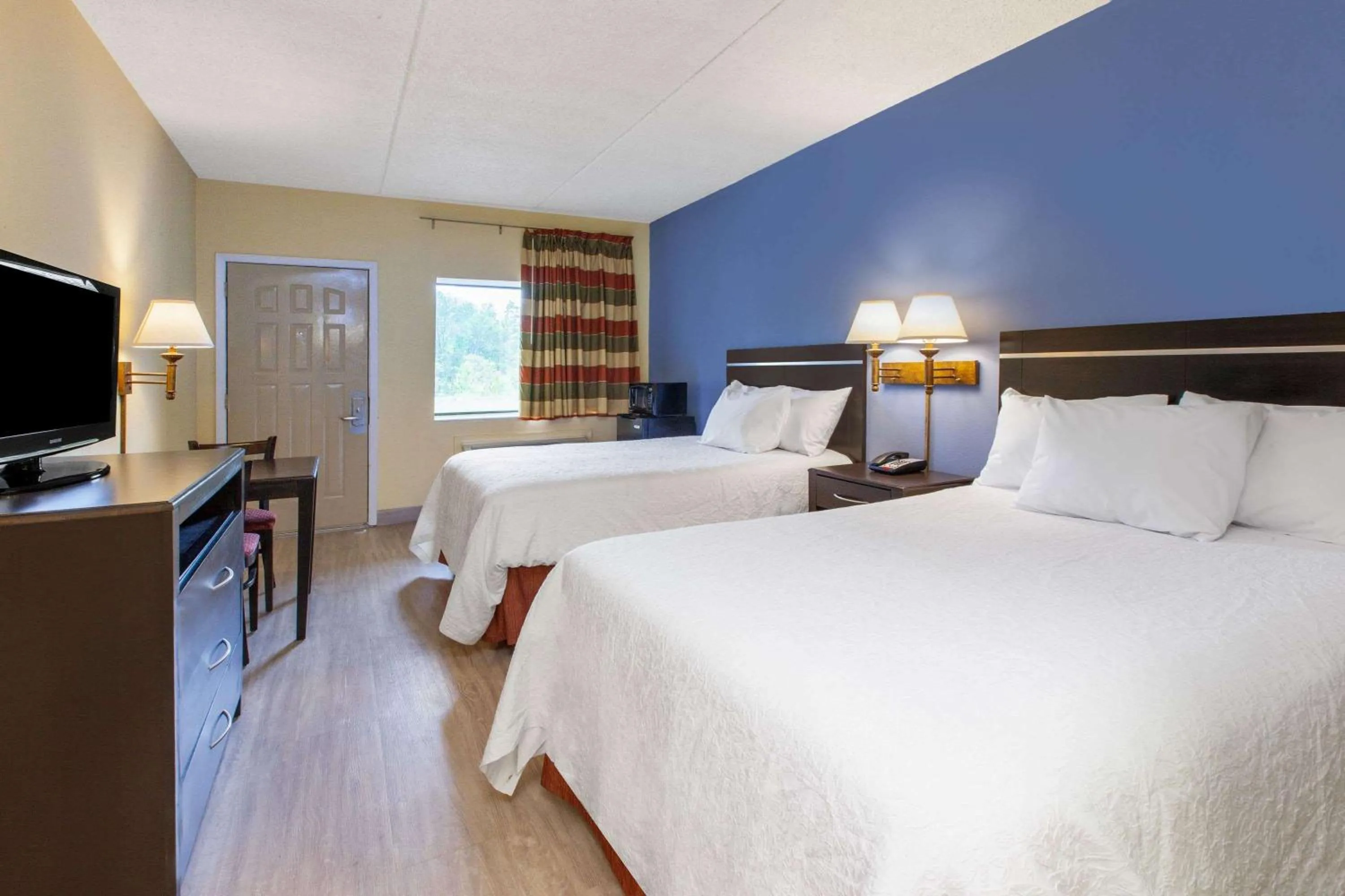 Photo of the whole room, Bed in Days Inn by Wyndham Grantville