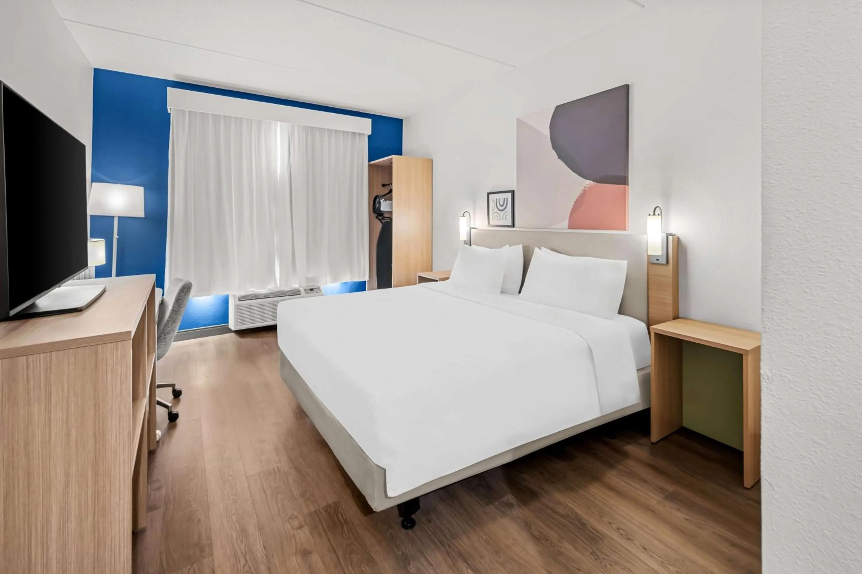 Bed in Country Inn & Suites by Radisson, Potomac Mills Woodbridge, VA