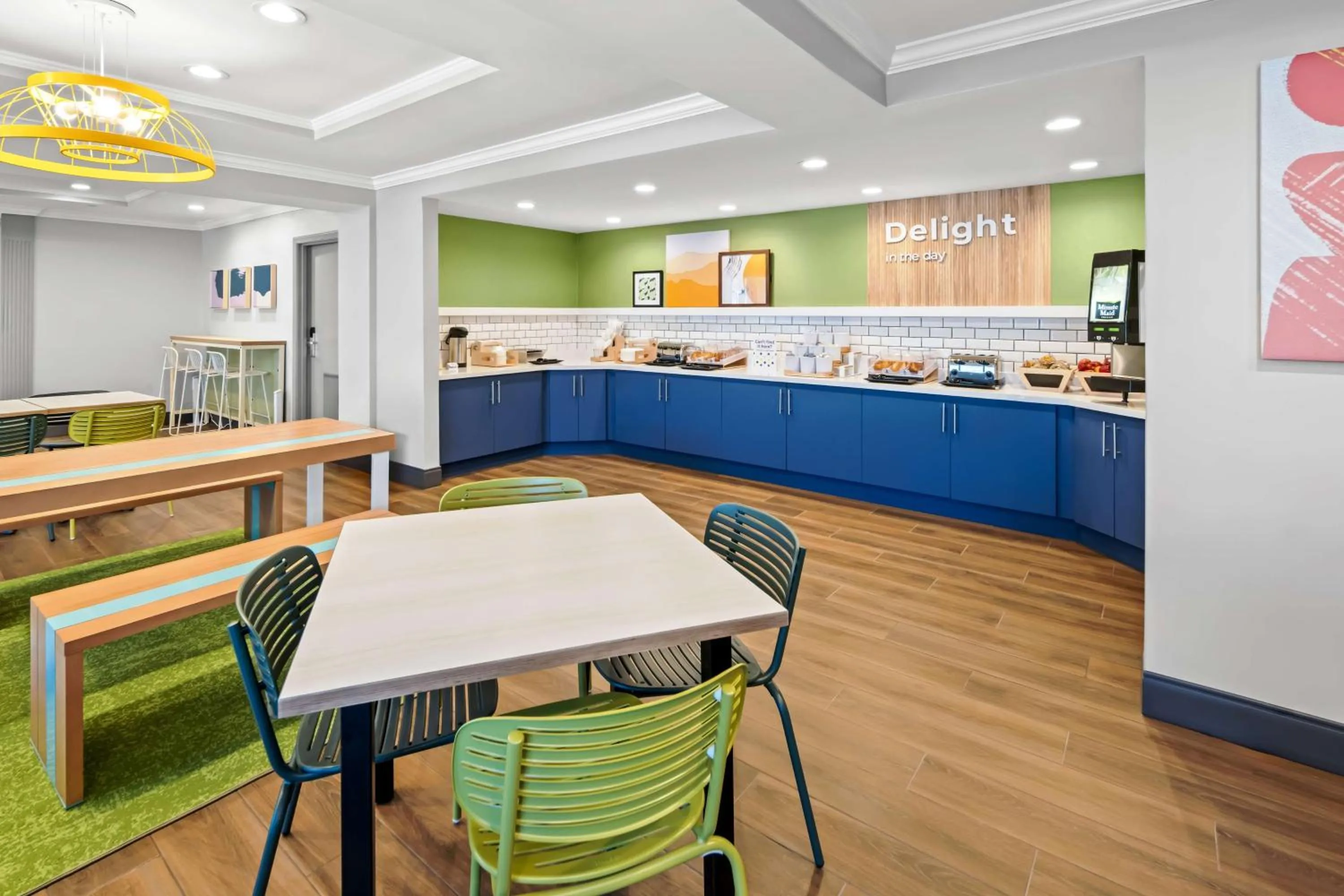 Breakfast in Country Inn & Suites by Radisson, Potomac Mills Woodbridge, VA