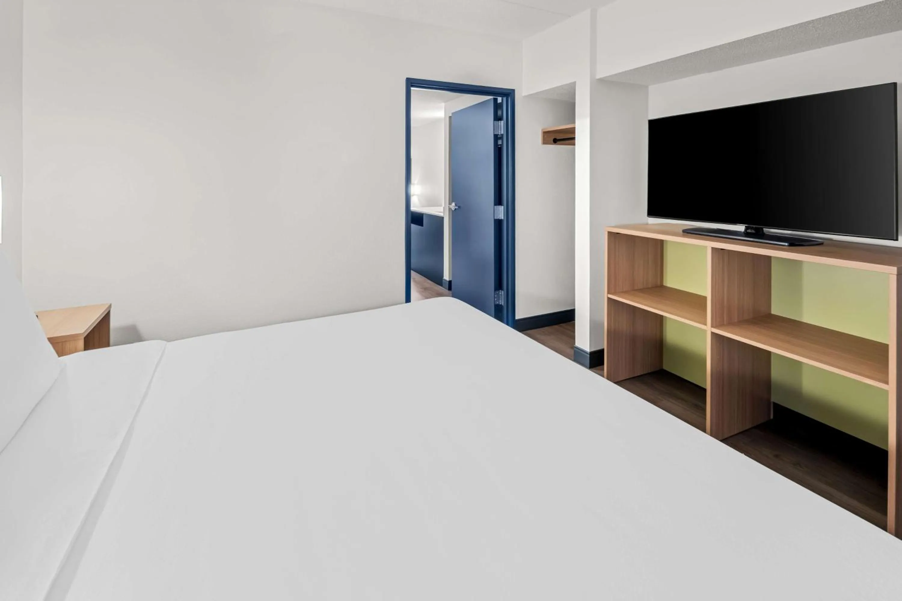 Bed in Country Inn & Suites by Radisson, Potomac Mills Woodbridge, VA