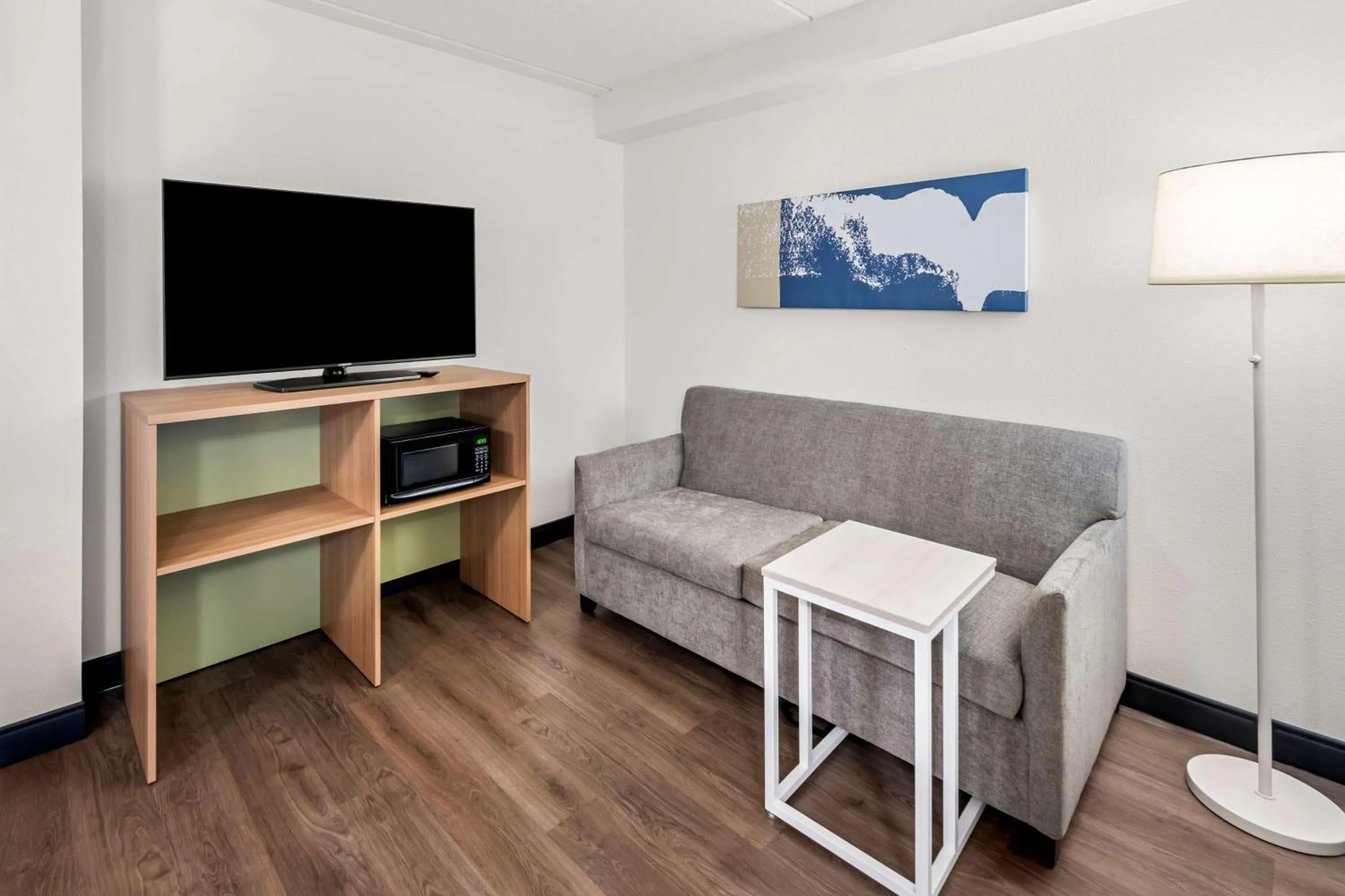 Living room in Country Inn & Suites by Radisson, Potomac Mills Woodbridge, VA